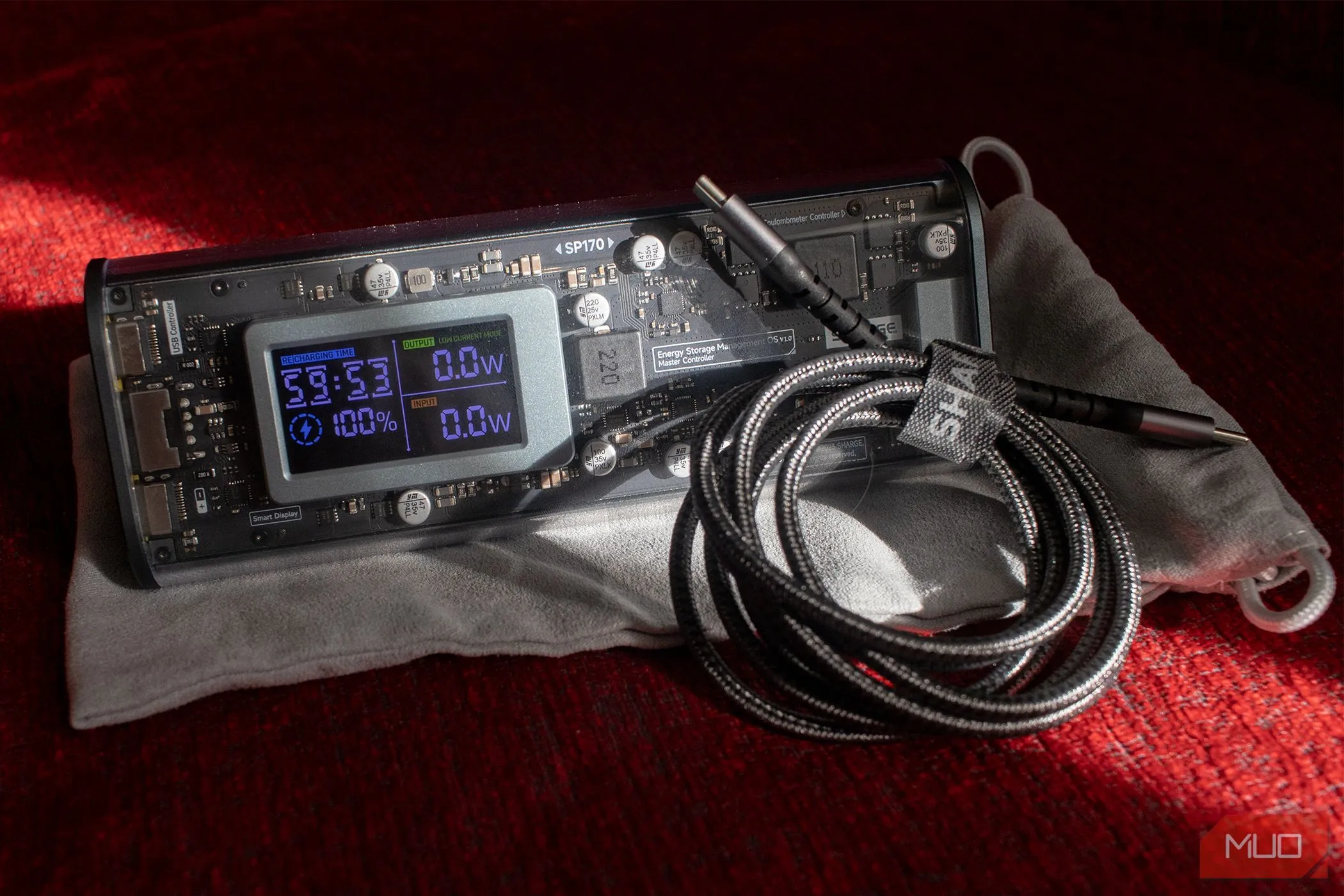 Pin sạc dự phòng Shargeek 170 với thiết kế trong suốt và màn hình hiển thị