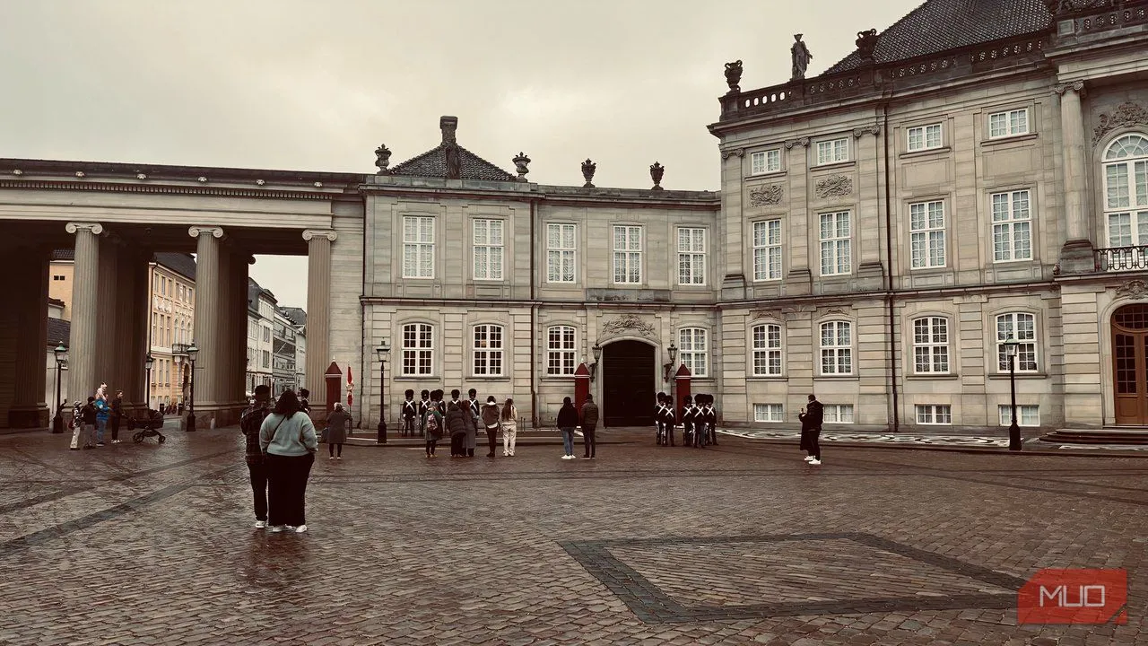 Quảng trường cung điện Amalienborg với binh lính diễu hành dưới trời mưa
