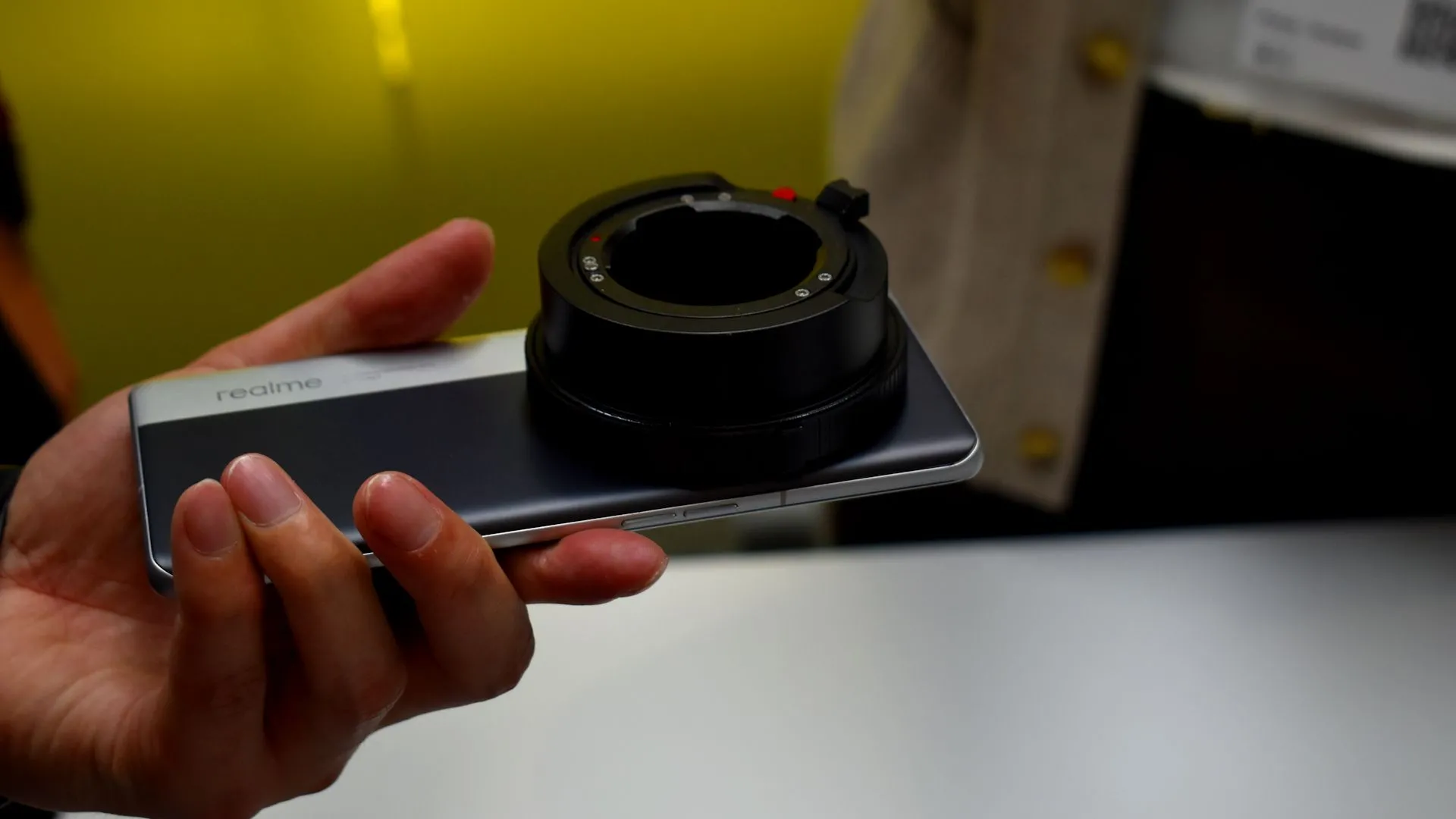 realme Ultra với giá đỡ ống kính concept tại MWC 2025, minh họa phụ kiện ống kính rời cho điện thoại.