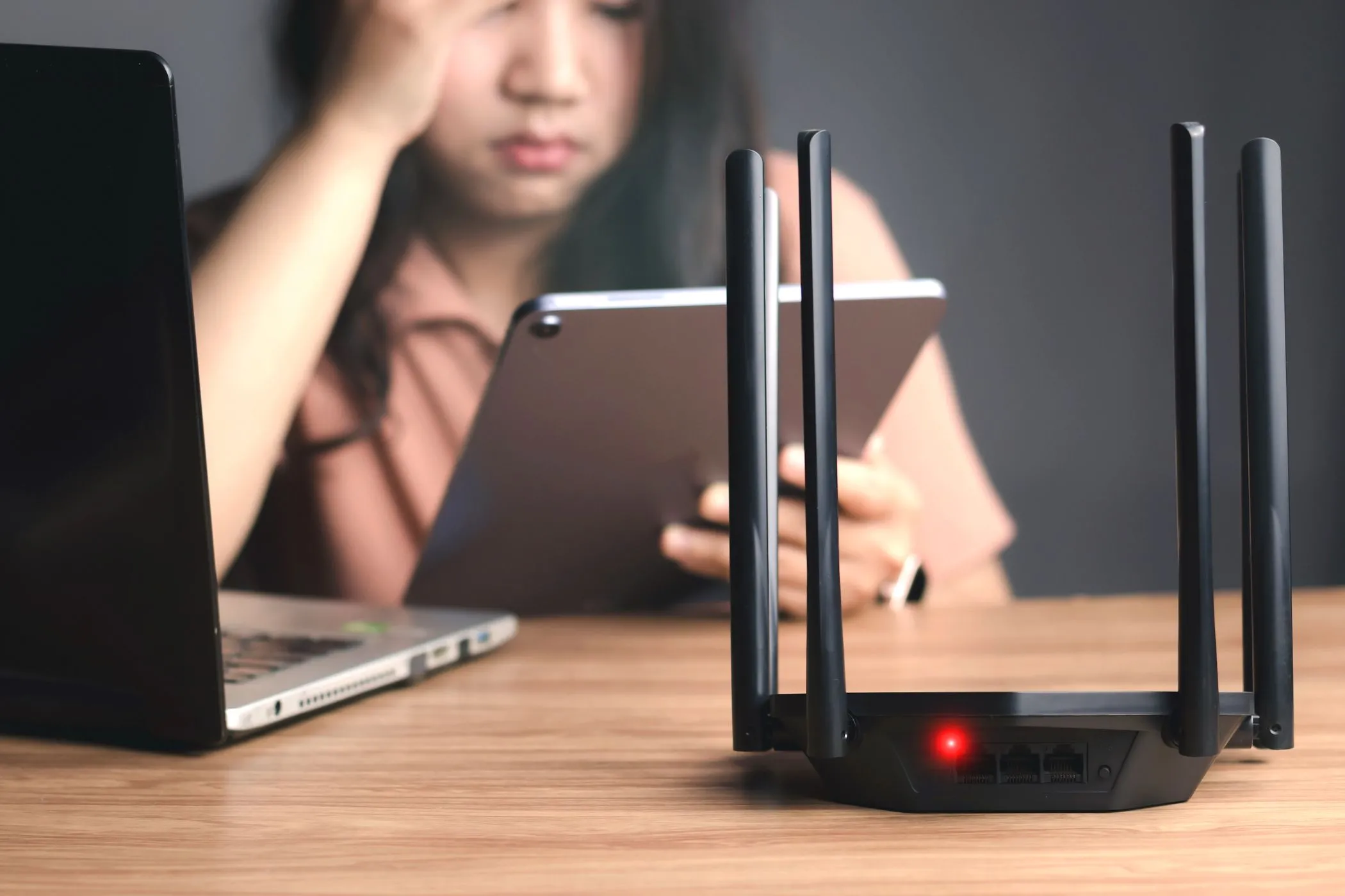 Router Wi-Fi báo lỗi đèn đỏ, biểu trưng cho các vấn đề kết nối không dây thường gặp.