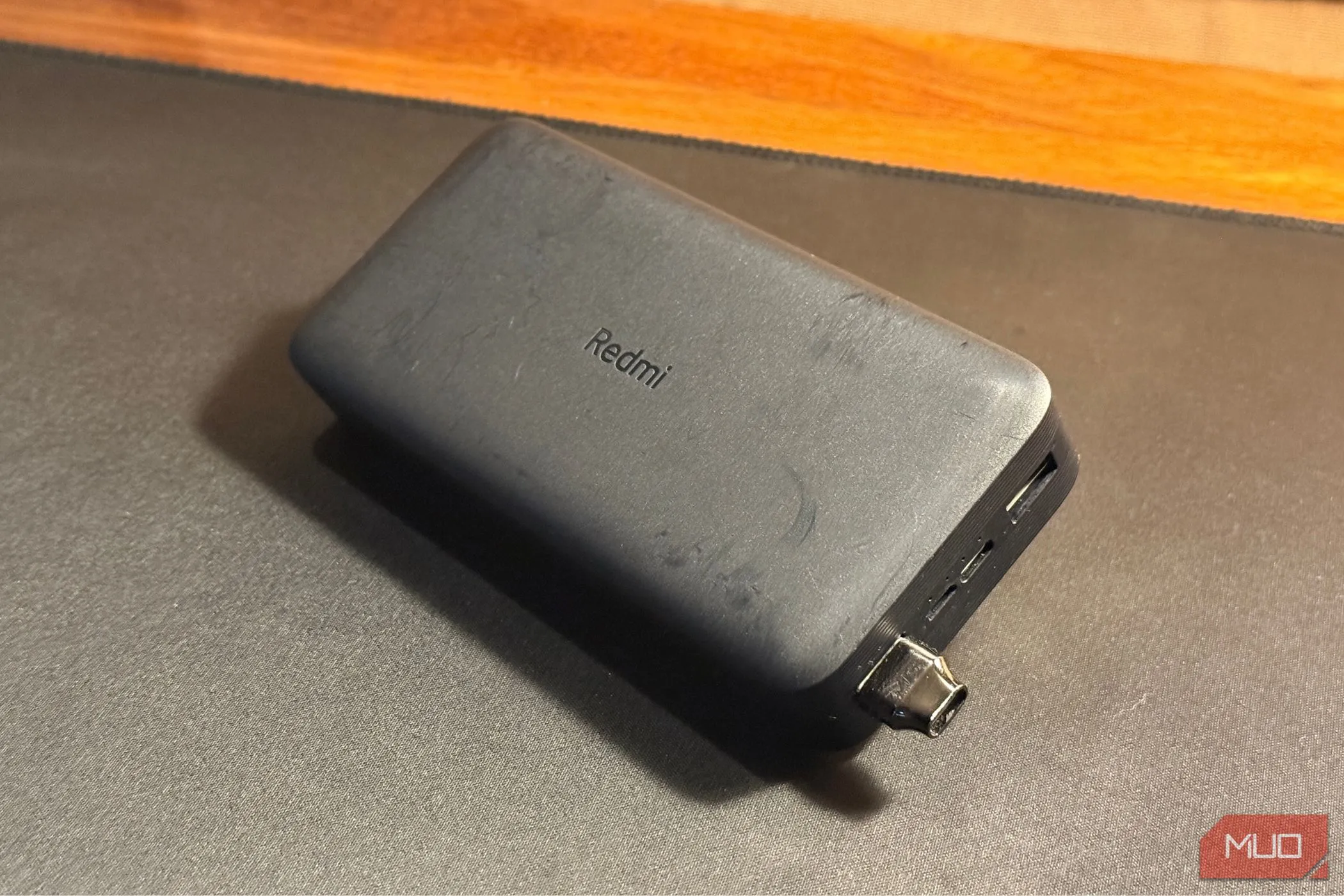Sạc dự phòng Redmi 20000mAh màu đen đặt trên mặt bàn gỗ