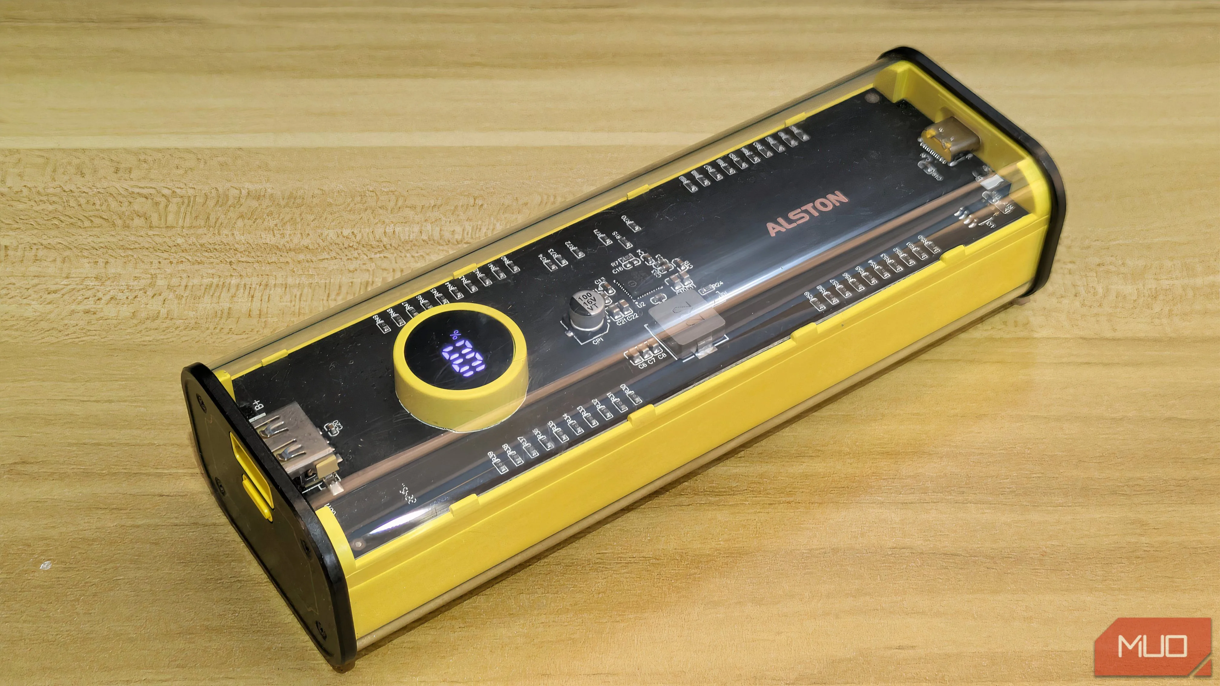 Sạc dự phòng USB đang được cắm sạc, minh họa thiết kế cơ bản và cổng kết nối.