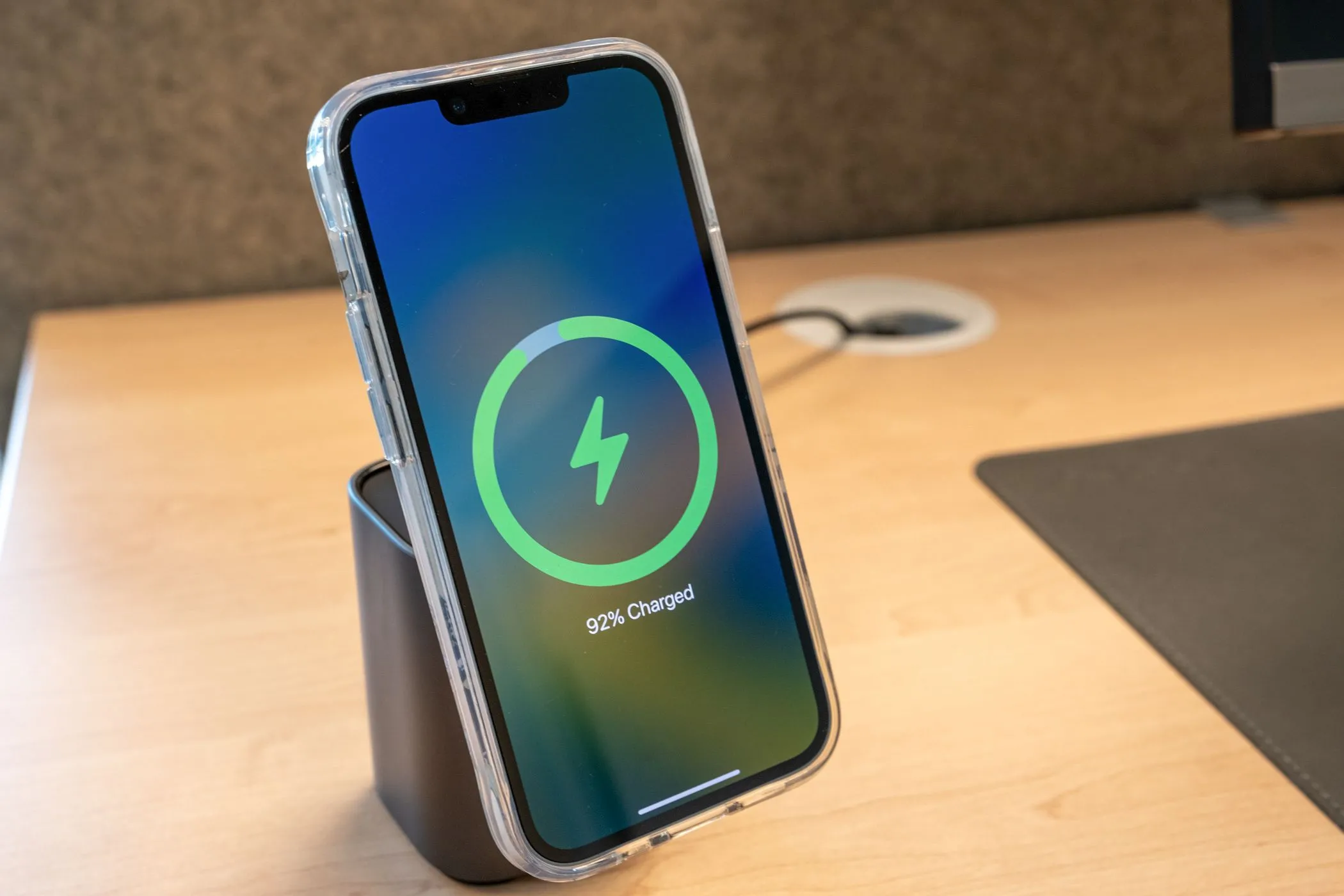 Sạc không dây iPhone trên bộ sạc Ugreen 100W GaN 2 trong 1, thể hiện sự tiện lợi của công nghệ sạc hiện đại.