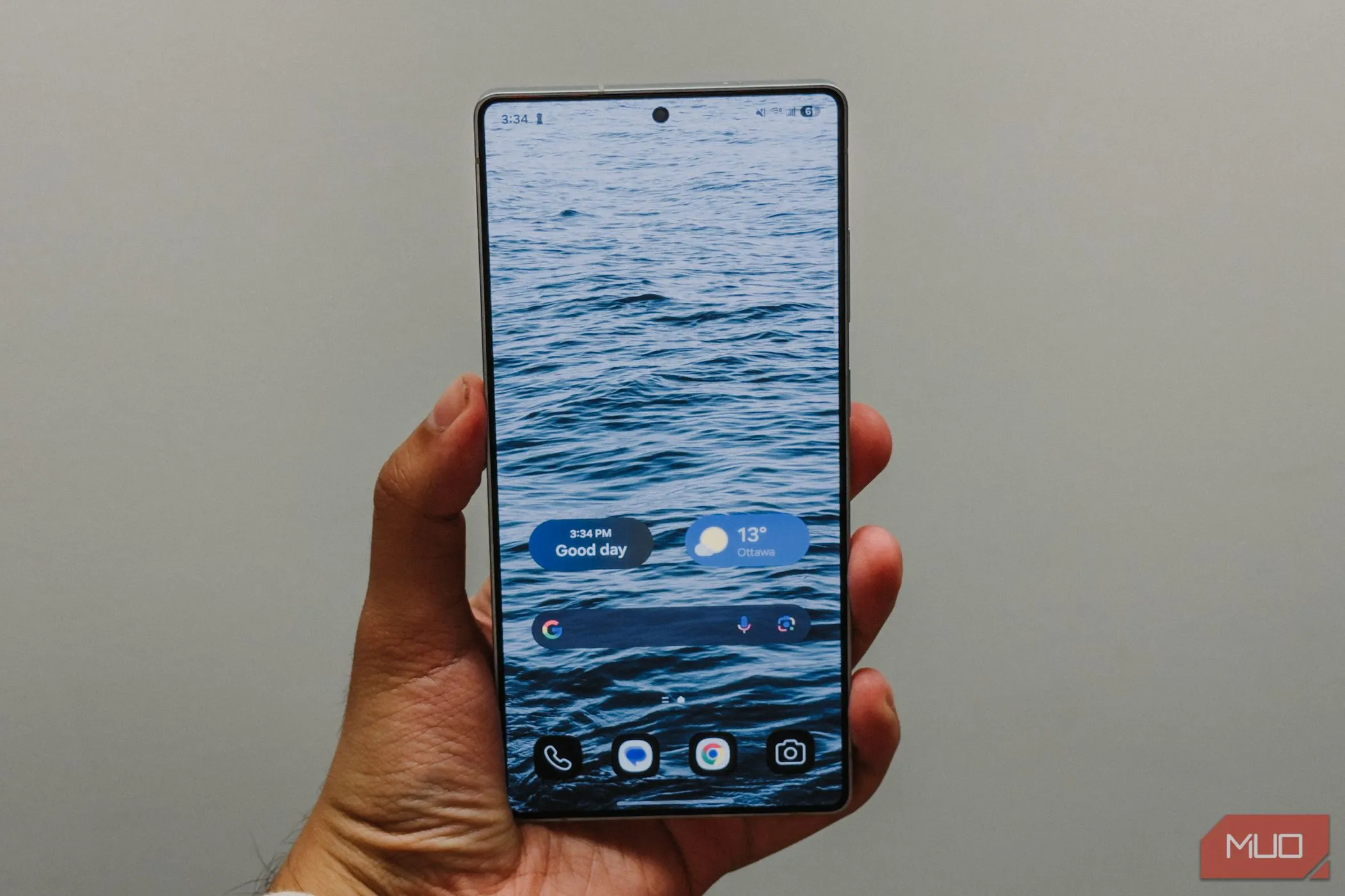 Samsung Galaxy S25 Ultra hiển thị màn hình chính, được cầm trên tay.