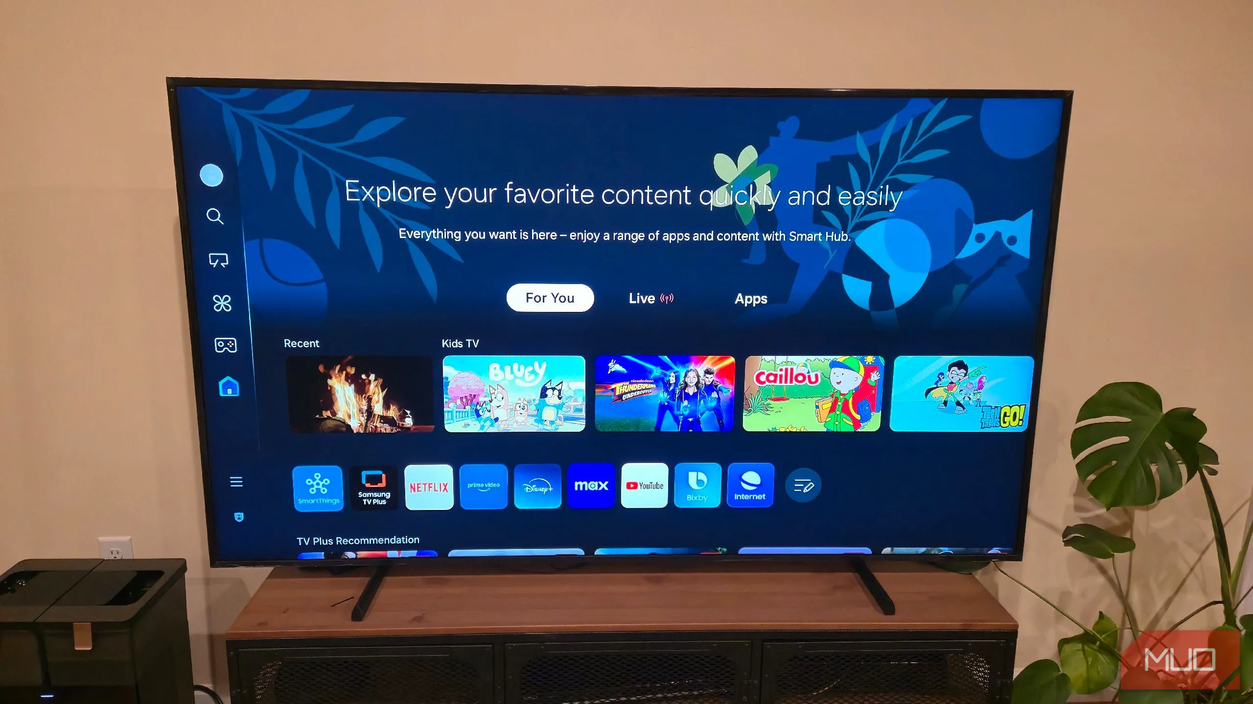 Smart TV Samsung hiển thị giao diện One UI quen thuộc.