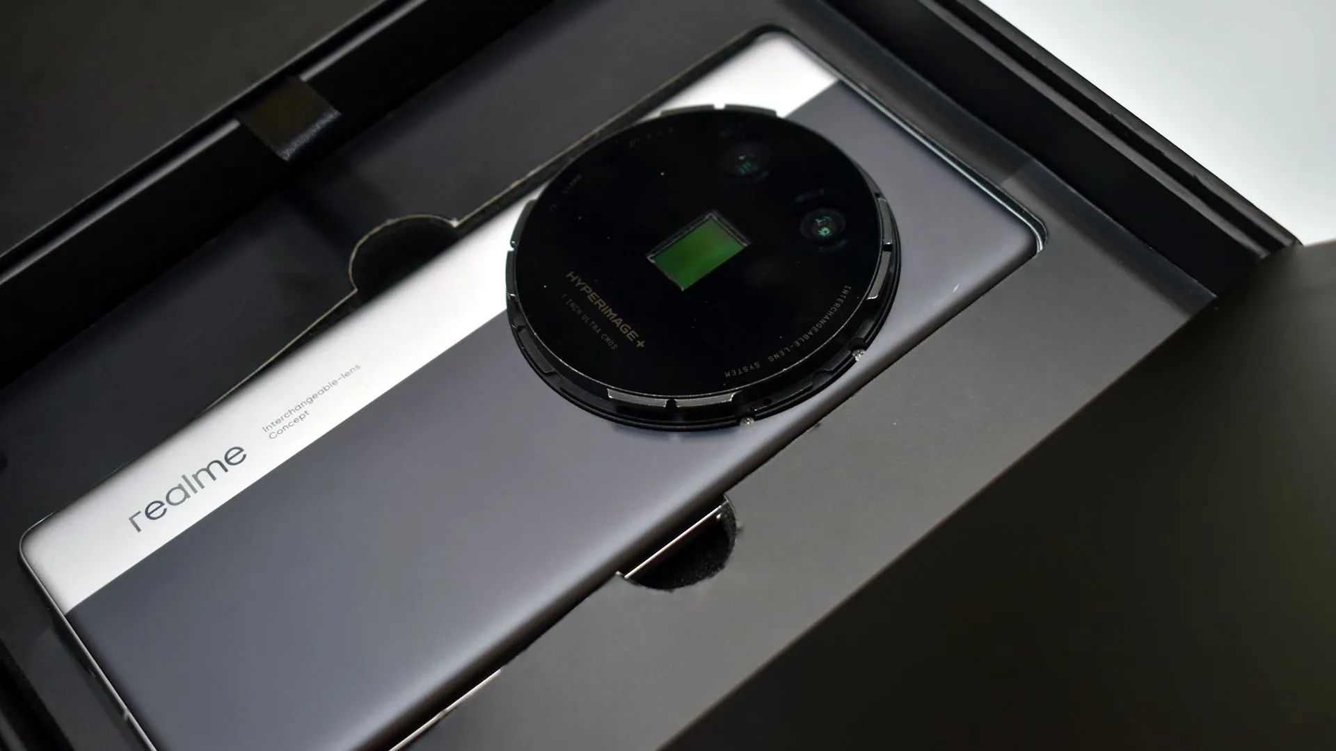 Smartphone concept Realme Ultra và bộ ống kính Leica M-Mount trong hộp trưng bày