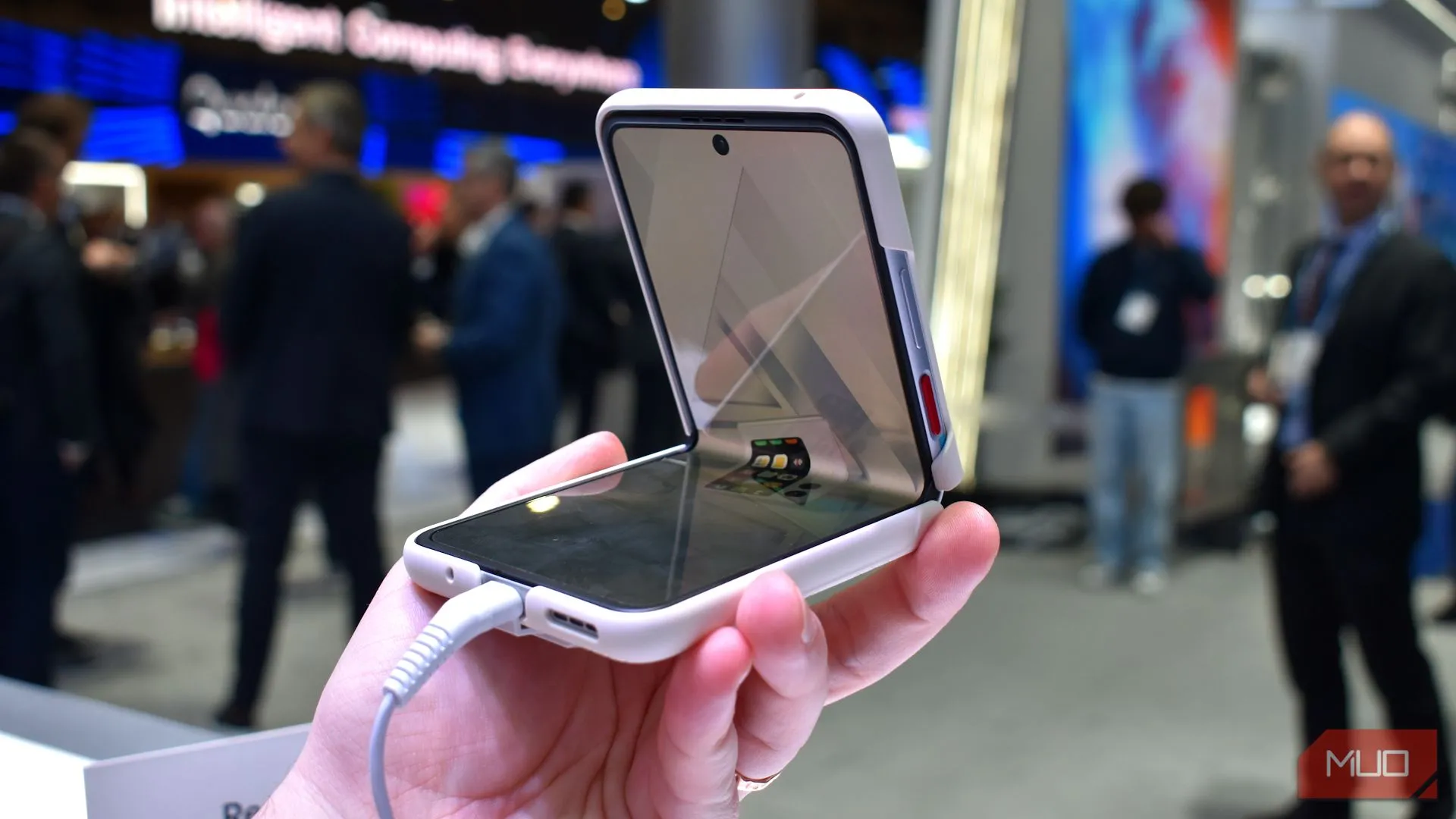 Smartphone đang gập, minh họa tình trạng giật lag ứng dụng khi bật chế độ tiết kiệm pin