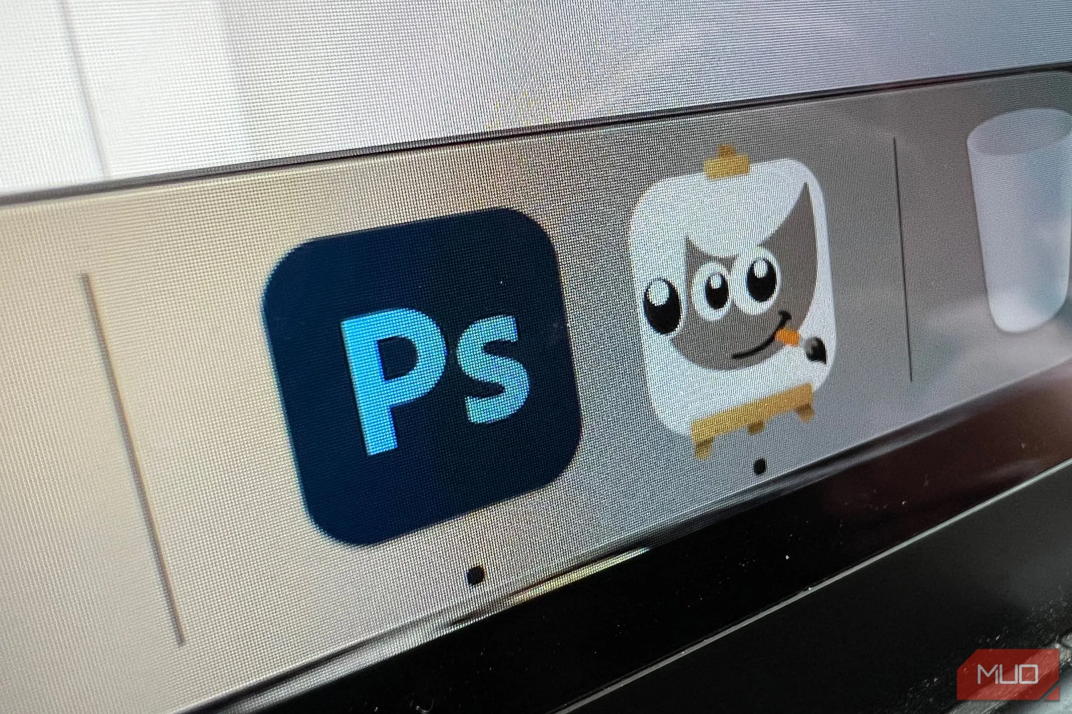 So sánh biểu tượng của GIMP và Photoshop trên MacBook, đại diện cho các lựa chọn phần mềm thiết kế đồ họa.