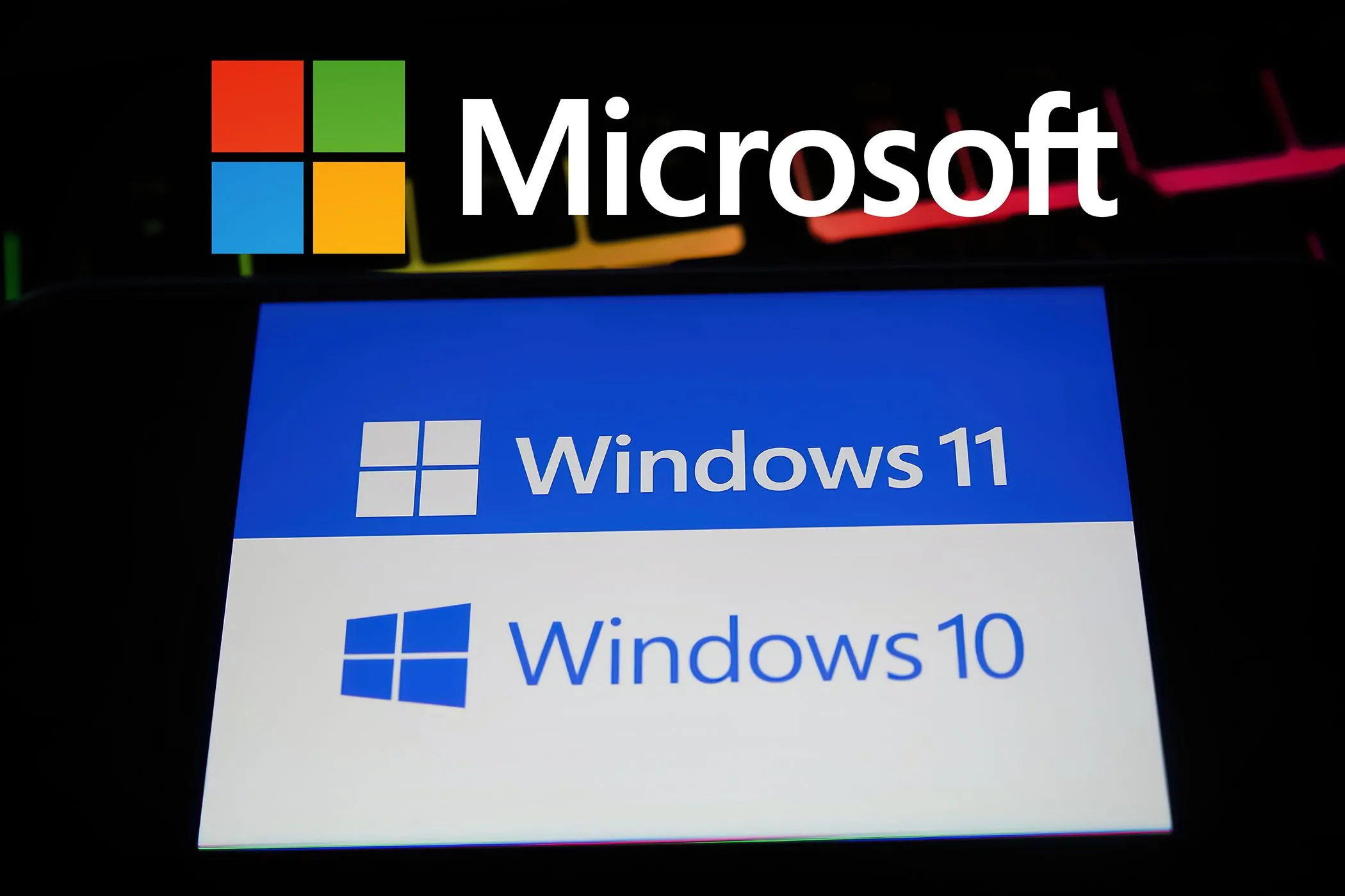 So sánh giao diện và logo Windows 10 cùng Windows 11, minh họa sự chuyển đổi hệ điều hành.
