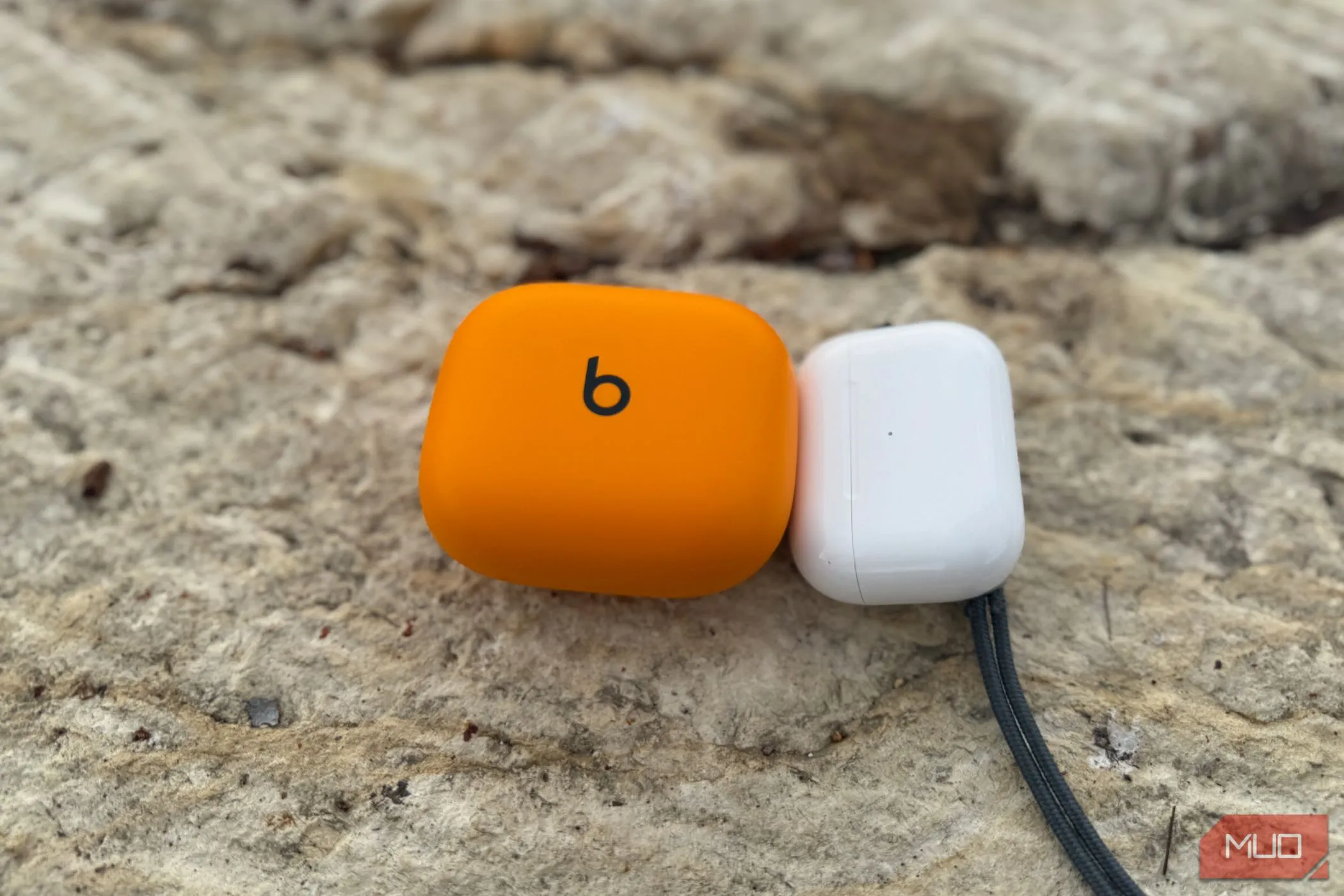 So sánh kích thước hộp sạc của Powerbeats Pro 2 (trái) và AirPods Pro 2 (phải), cho thấy sự khác biệt đáng kể về độ cồng kềnh.