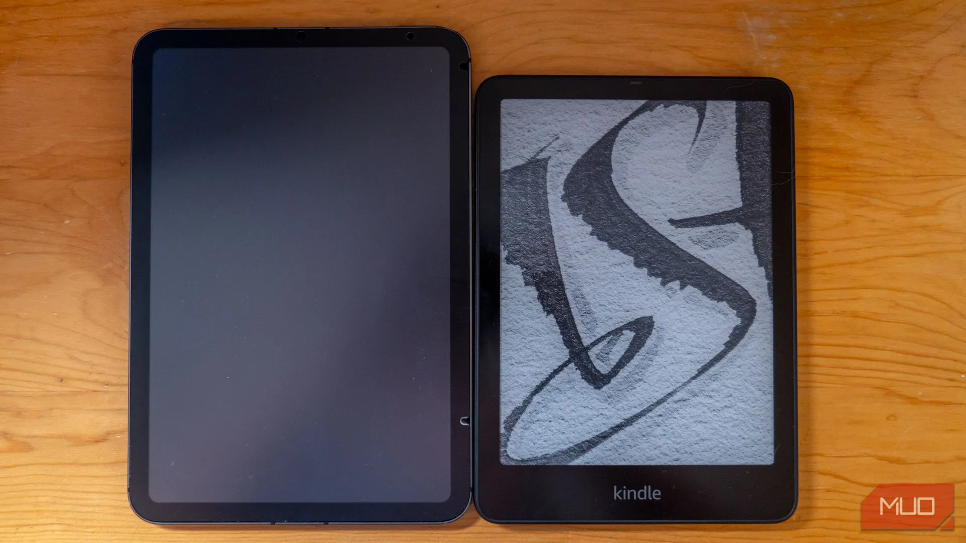 So sánh kích thước Kindle Paperwhite Signature Edition và iPad Mini