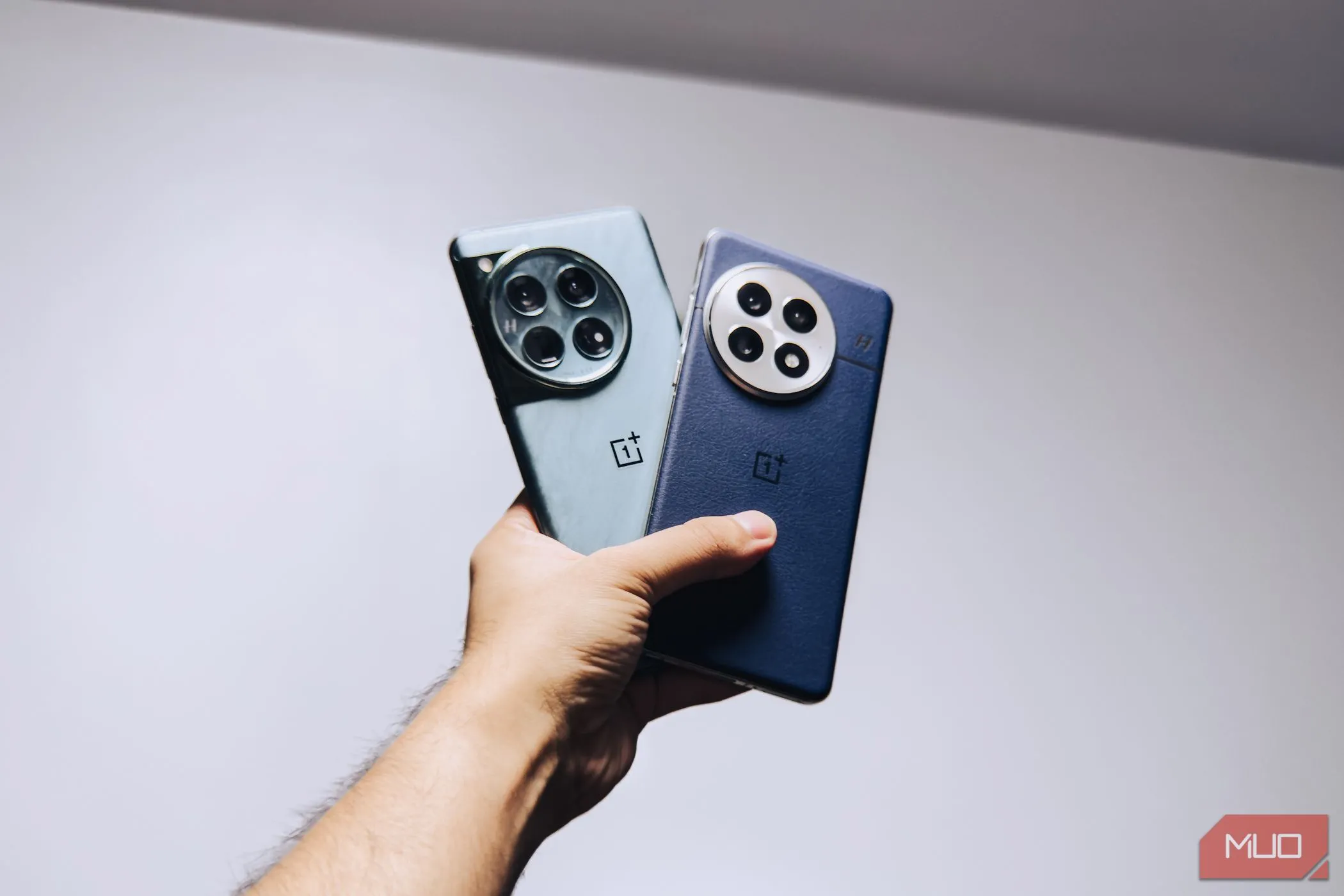 So sánh OnePlus 13 (phía trước) với OnePlus 12 (phía sau) khi cầm trên tay, cho thấy sự khác biệt về trọng lượng và cảm giác cao cấp hơn của OnePlus 13