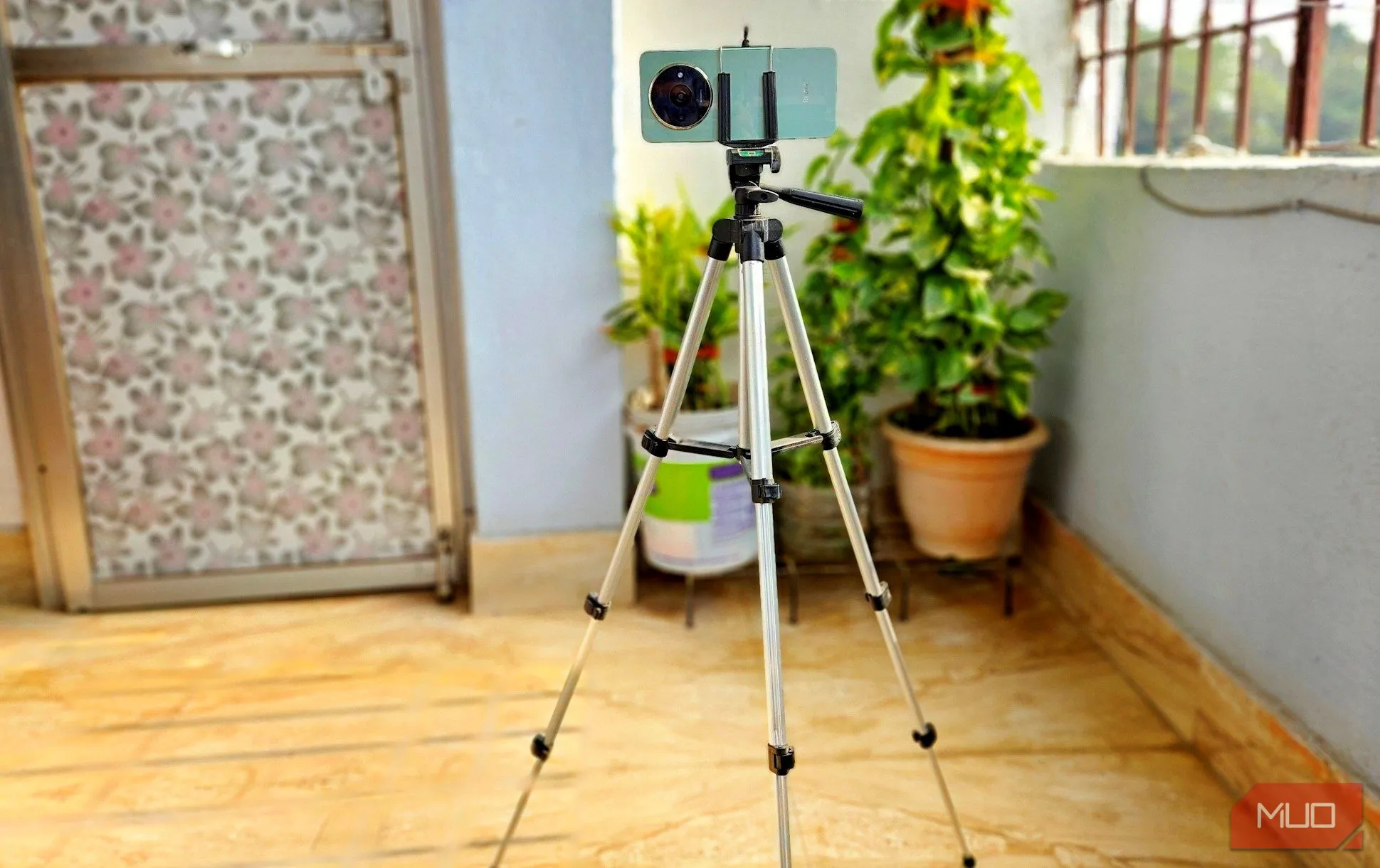 Sử dụng chân máy (tripod) để chụp ảnh đêm đẹp, nhấn mạnh vai trò của tripod.