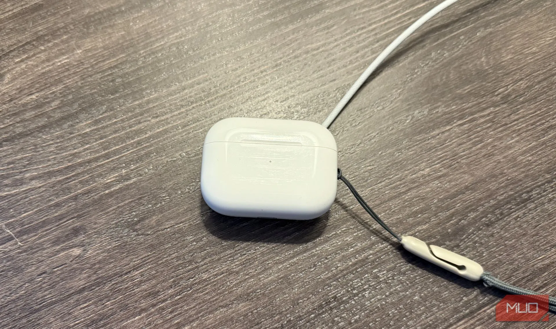 Tai nghe AirPods Pro 2 đang được sạc không dây bằng đế sạc của Apple Watch, minh họa sự linh hoạt trong các tùy chọn sạc của sản phẩm Apple.