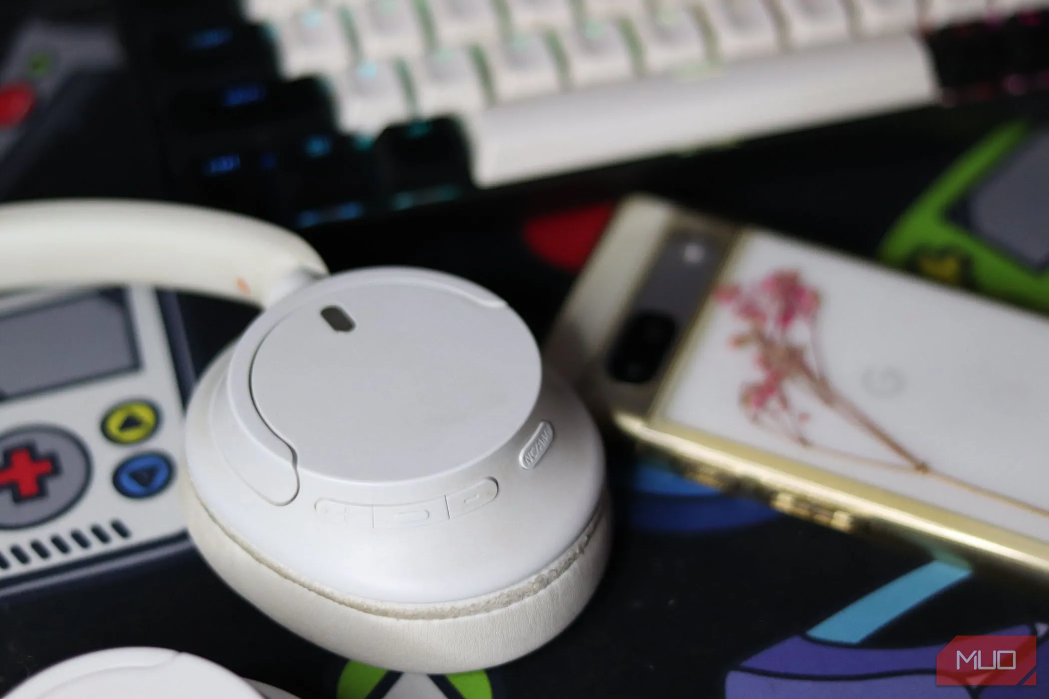 Tai nghe Bluetooth với tính năng kết nối đa điểm, đảm bảo thời lượng pin dài, phù hợp cho người dùng di chuyển nhiều.