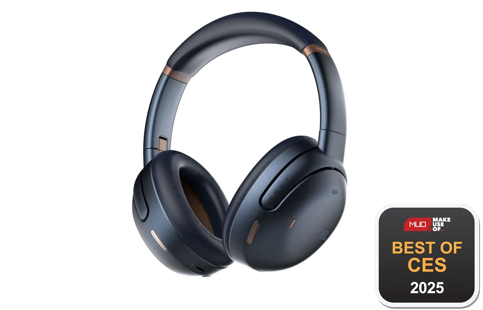 Tai nghe JBL Tour One M3 màu đen cùng với bộ phát Smart Tx và biểu tượng giải thưởng CES 2025.