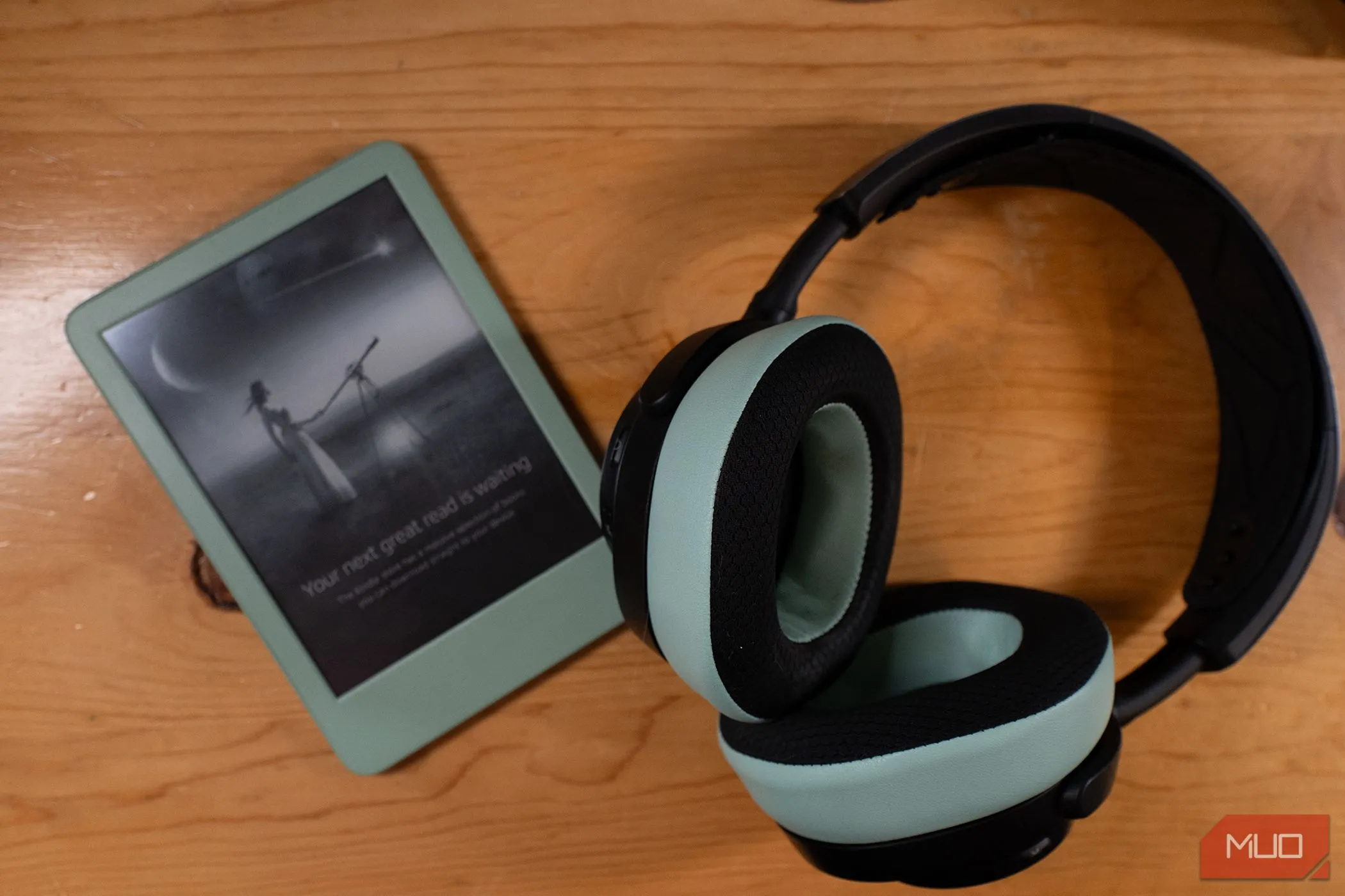 Tai nghe không dây kết nối dễ dàng với máy đọc sách Kindle, minh họa tính năng tương thích đa thiết bị.