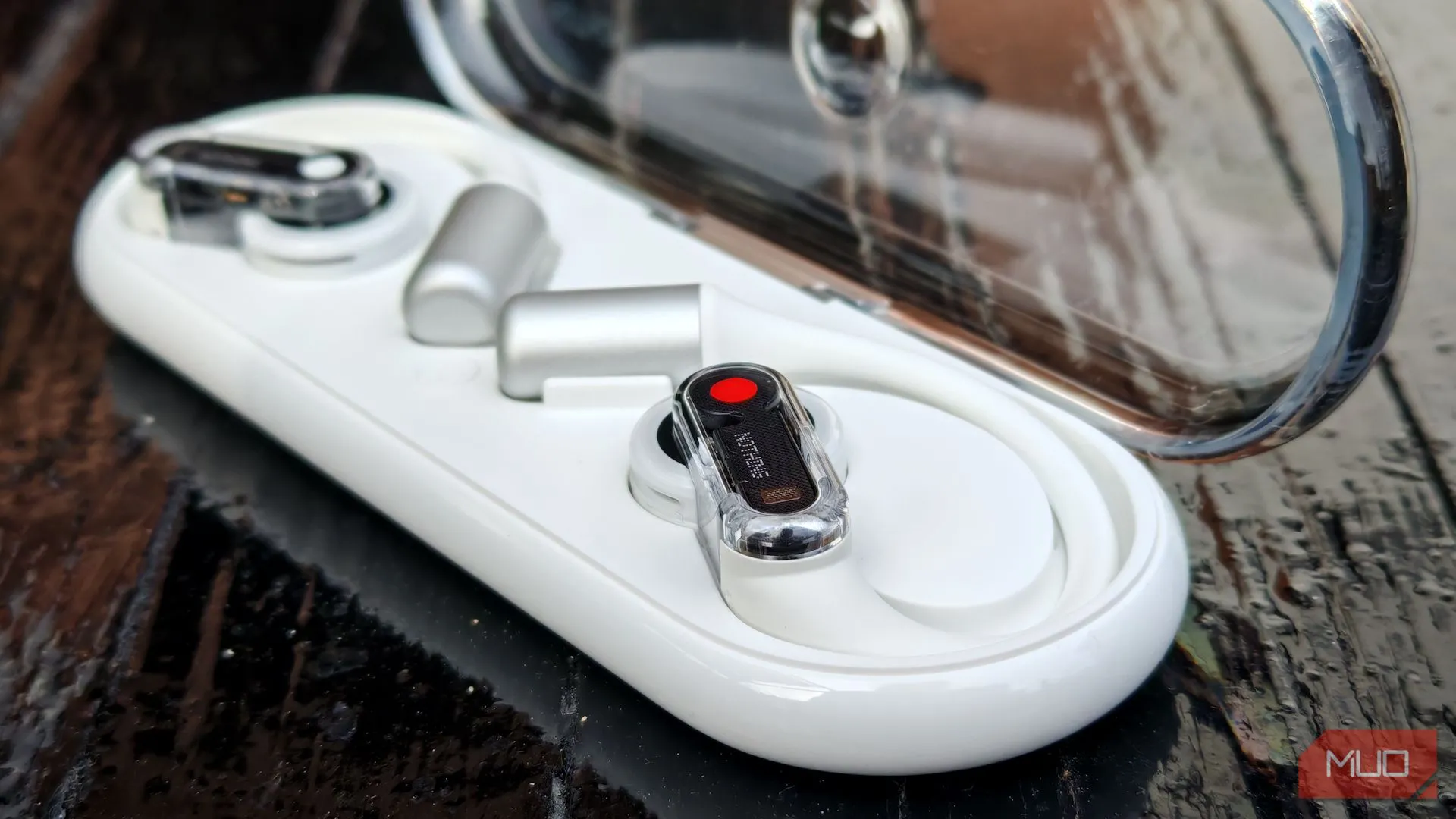 Tai nghe Nothing Ear (open) nằm gọn trong hộp sạc với thiết kế trong suốt, sẵn sàng cho việc sạc và bảo quản.