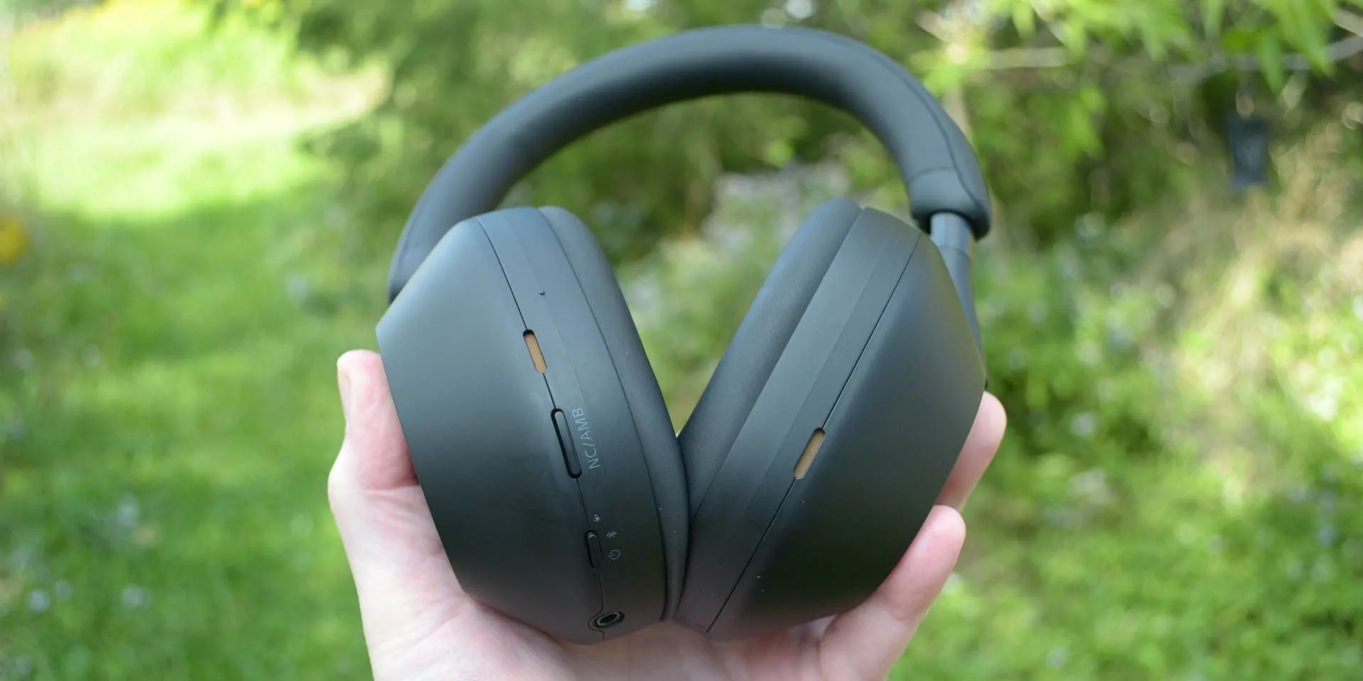 Tai nghe Sony WH-1000XM5 với khả năng chống ồn hàng đầu, cầm gọn trong lòng bàn tay