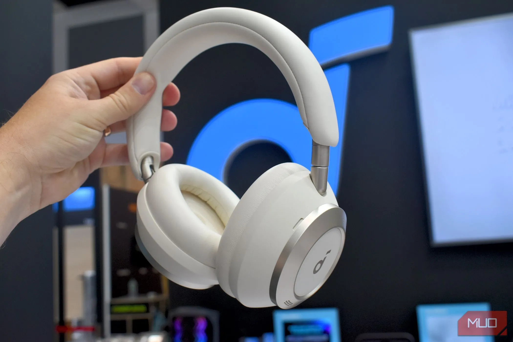 Tai nghe Soundcore Space One Pro cho thấy thiết kế chắc chắn, bền bỉ, yếu tố quan trọng khi chọn tai nghe giá rẻ.