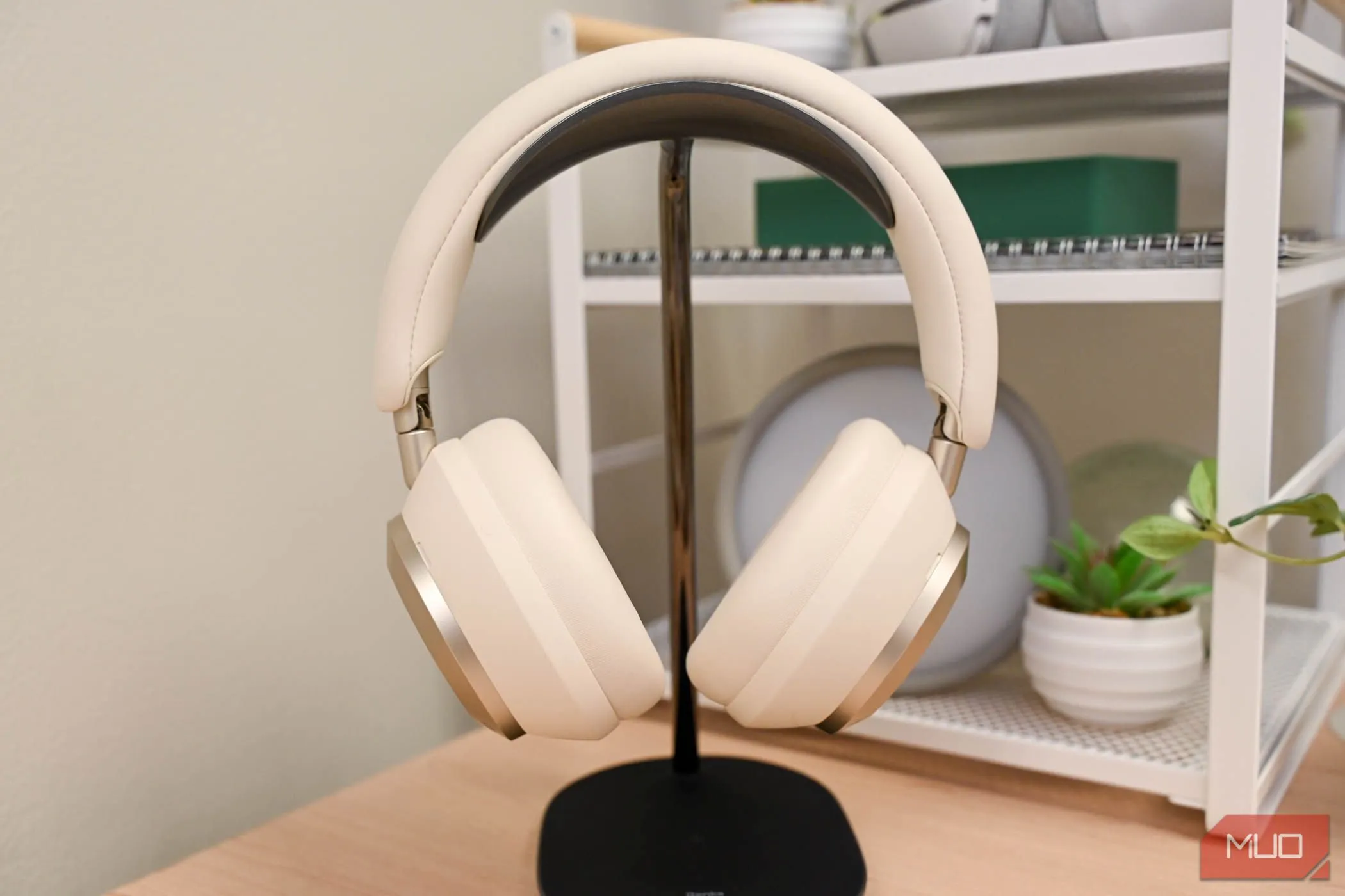 Tai nghe Soundcore Space One Pro màu đen đặt trên giá đỡ, biểu trưng cho sự phát triển của công nghệ tai nghe không dây.