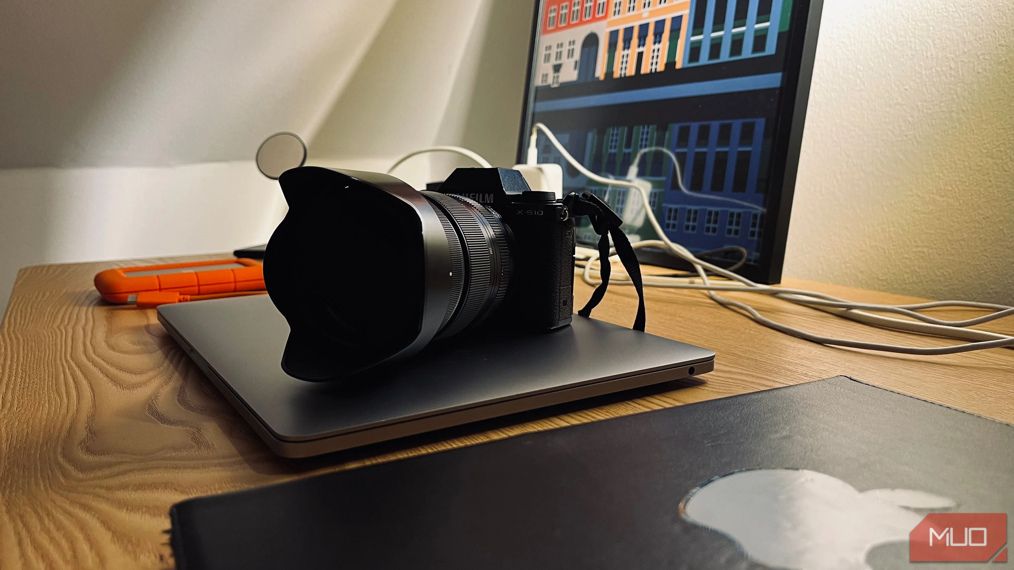 Tập hợp các thiết bị công nghệ như máy ảnh, laptop và điện thoại đặt cạnh nhau, gợi ý ý tưởng chụp ảnh bộ sưu tập tech tại nhà.