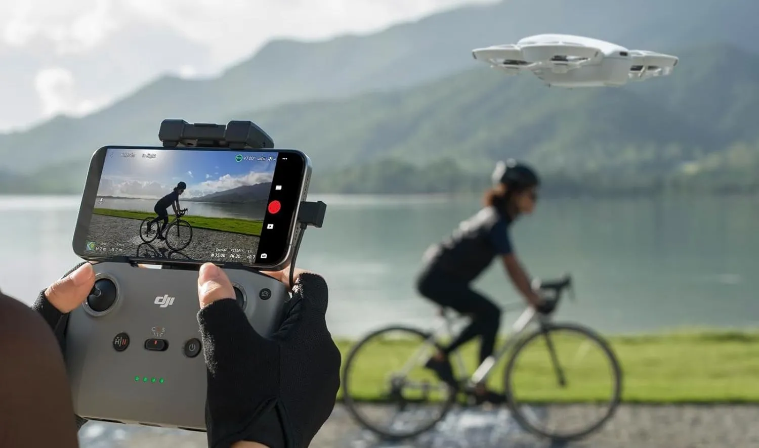 Tay cầm điều khiển RC-N3 cho drone DJI Mini, có khe gắn smartphone hiển thị hình ảnh trực tiếp.