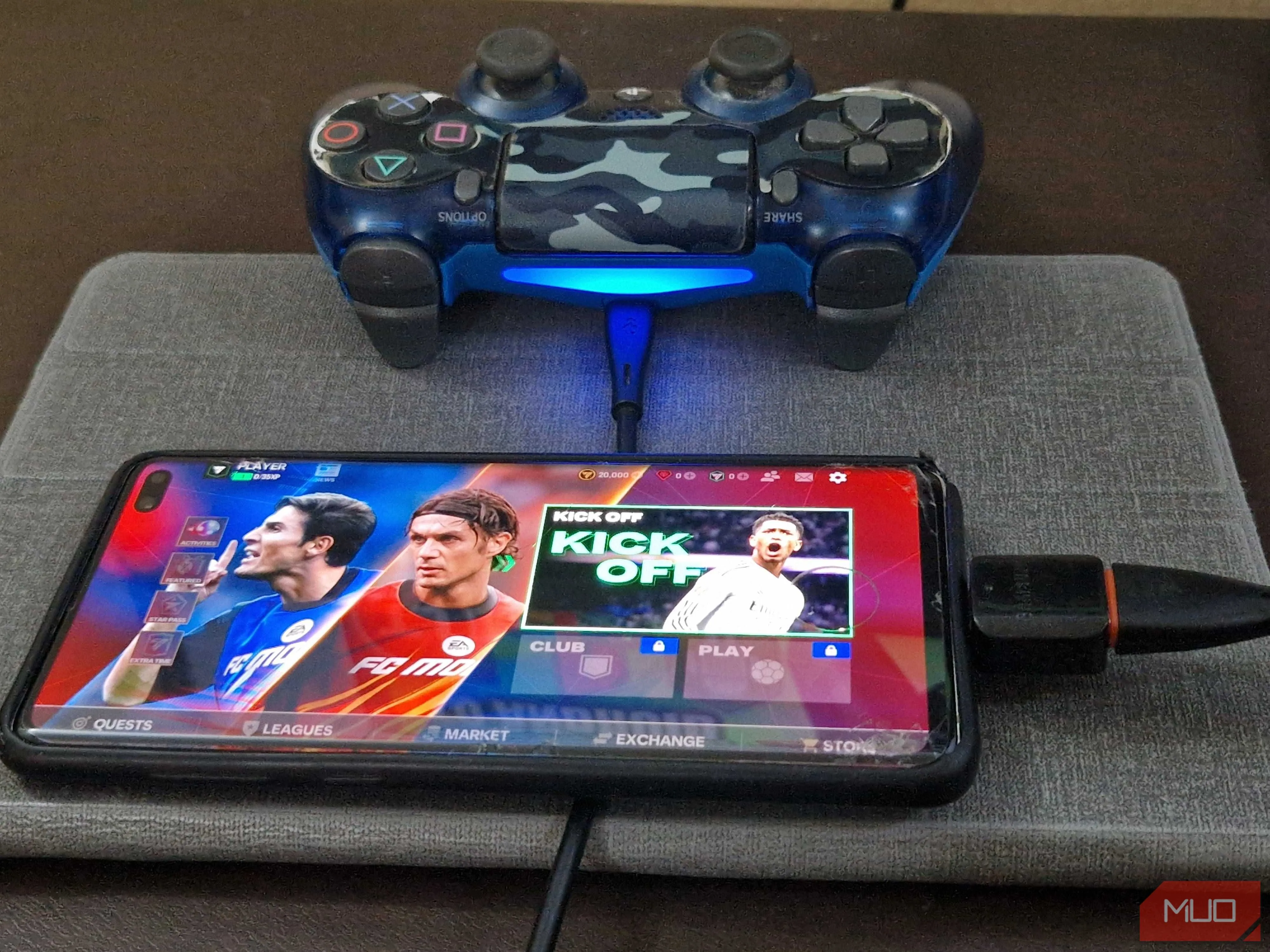 Tay cầm PS4 được kết nối với điện thoại thông minh qua adapter OTG và cáp USB, tăng cường trải nghiệm chơi game di động.