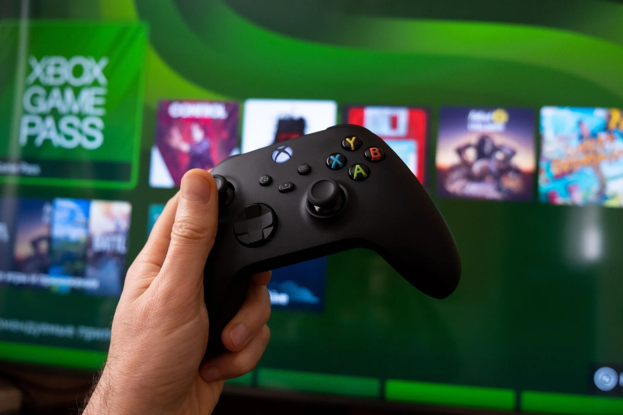Tay cầm Xbox và màn hình chơi game có Game Pass, minh họa cho việc tối ưu âm thanh chơi game