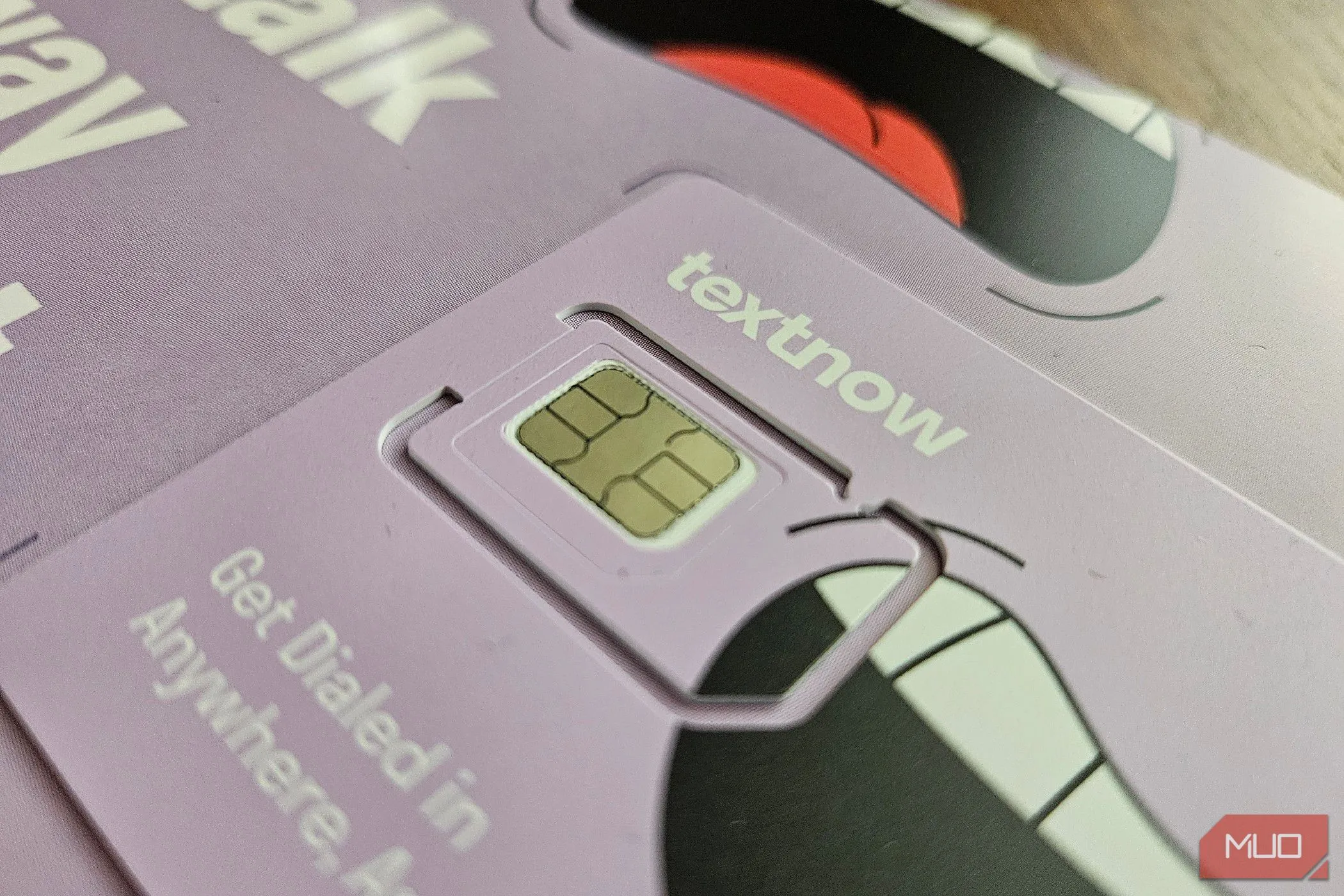 Thẻ SIM TextNow, tượng trưng cho sự phụ thuộc của RCS vào các nhà mạng viễn thông.