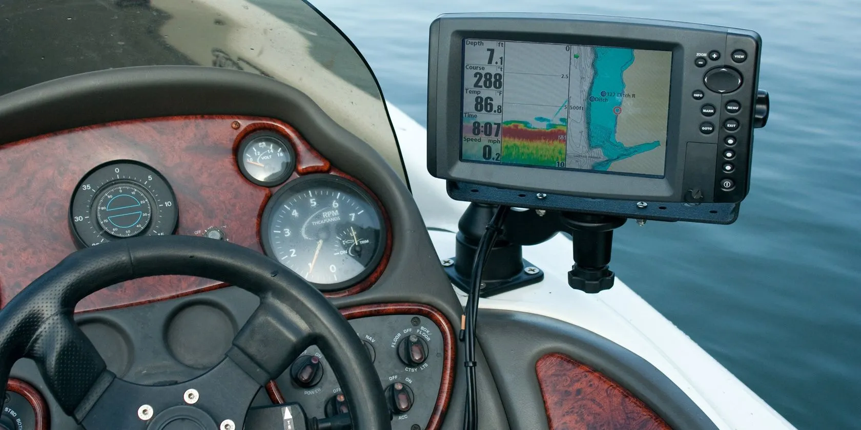 Thiết bị định vị GPS chuyên dụng trên thuyền, minh họa cho các thiết bị đã bị smartphone thay thế trong đời sống hàng ngày