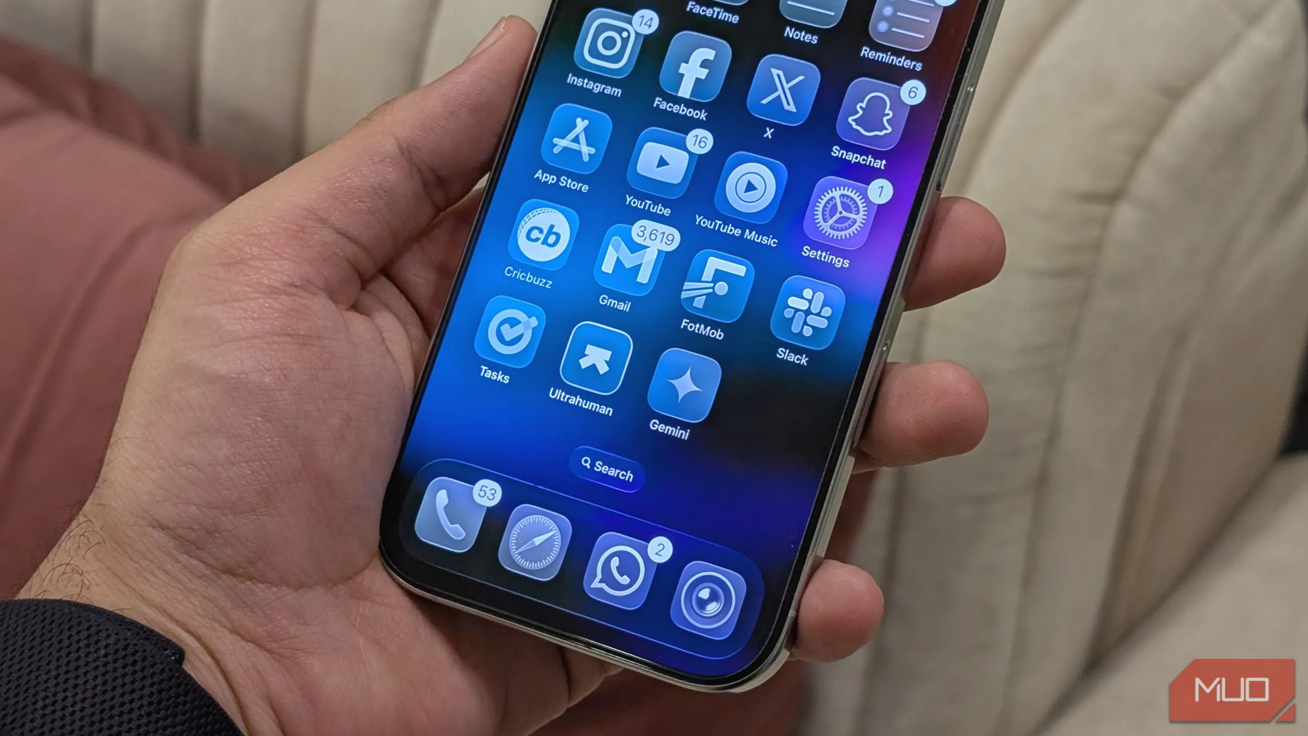 Thiết kế Liquid Glass của iOS 26 trên màn hình chính, mang lại giao diện người dùng tươi mới và hiện đại