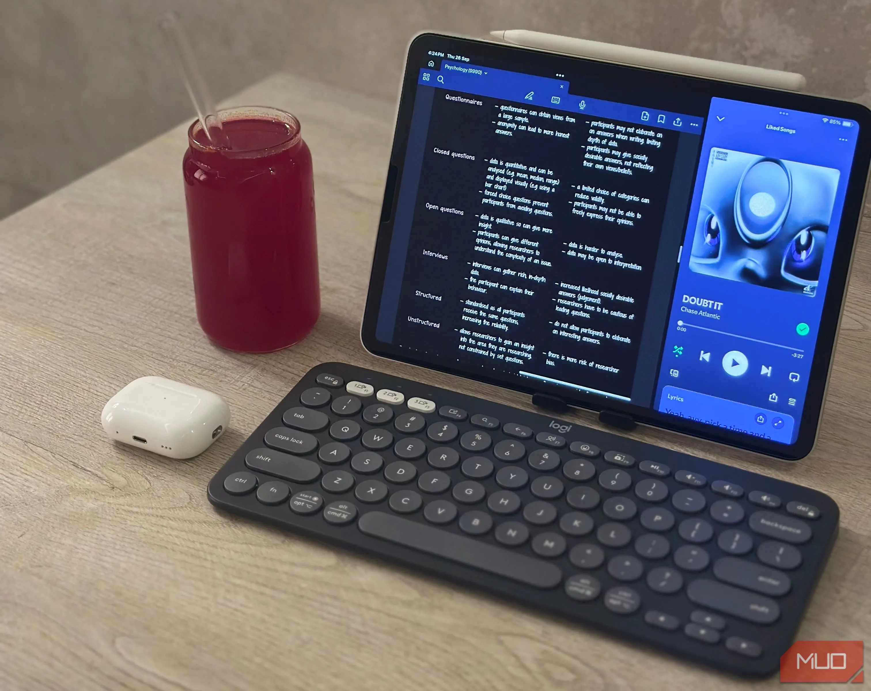 Thiết lập làm việc với iPad Air, bàn phím Logitech Pebble Keys 2 K380s và tai nghe AirPods.