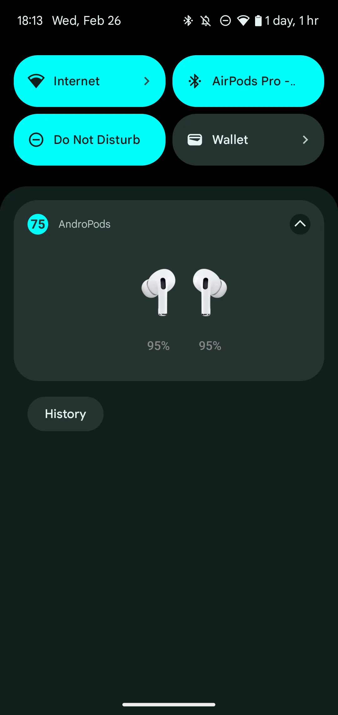 Thông báo từ ứng dụng AndroPods hiển thị phần trăm pin của AirPods và hộp sạc trên điện thoại Android.