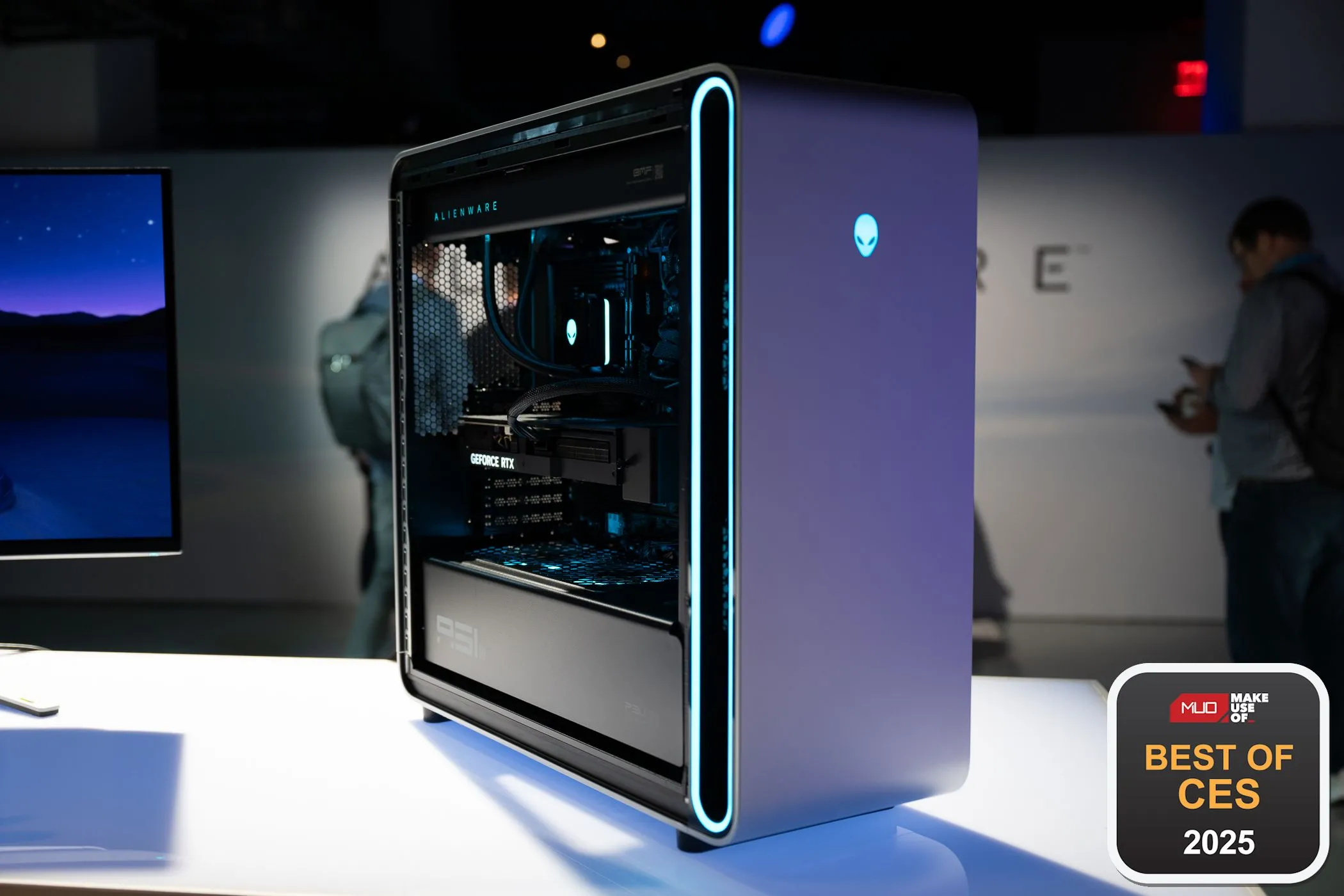 Thùng máy tính để bàn Alienware Area-51 Desktop dành cho game thủ tại CES 2025, kèm biểu tượng giải thưởng.