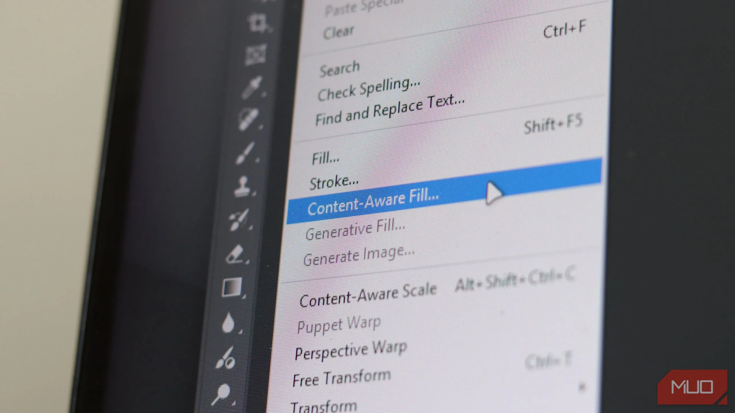Tính năng Content-Aware Fill trong Photoshop tự động loại bỏ vật thể khỏi ảnh
