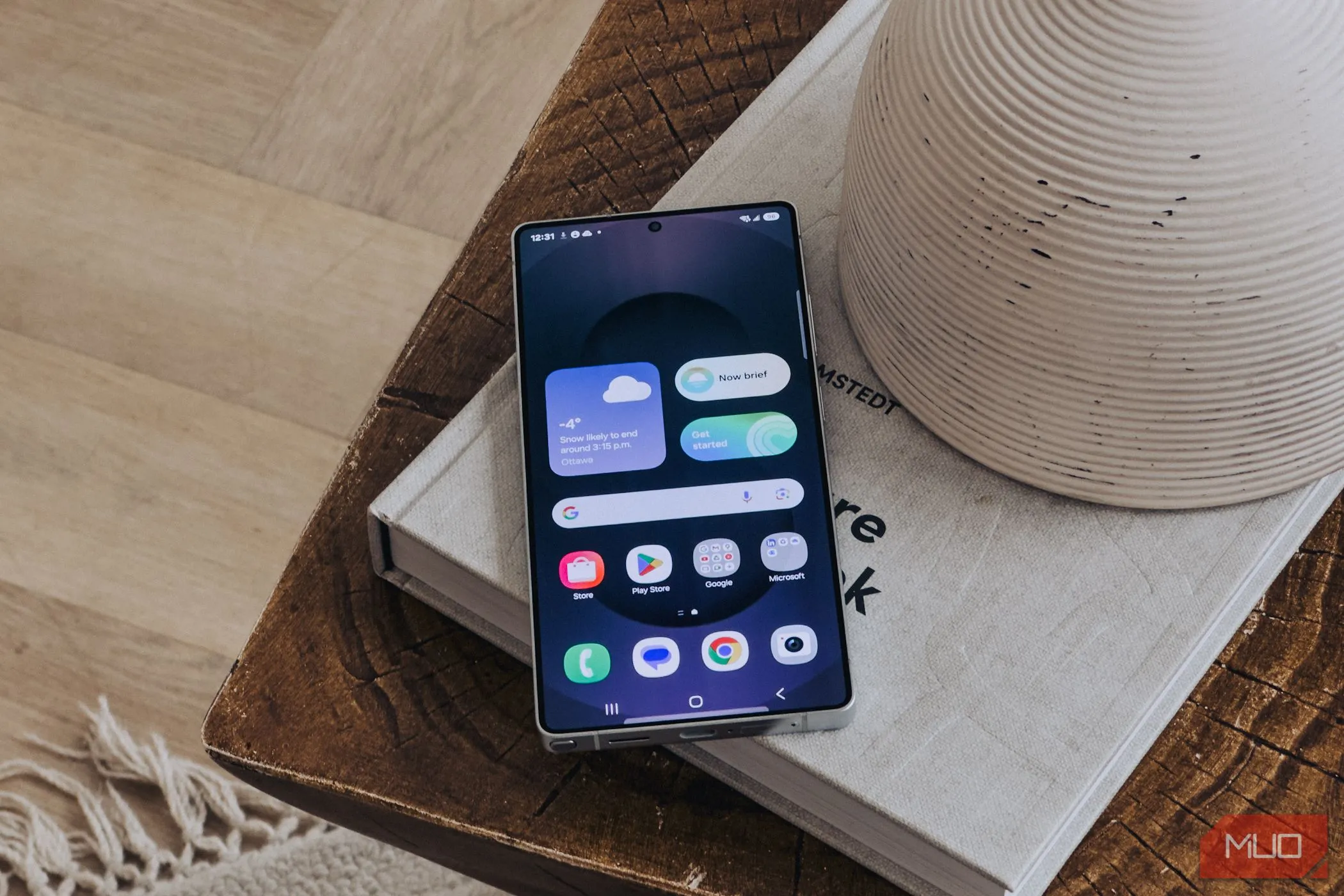 Tính năng Daily Brief của Galaxy AI trên màn hình chính Samsung Galaxy S25, cung cấp thông tin cá nhân hóa cho người dùng.