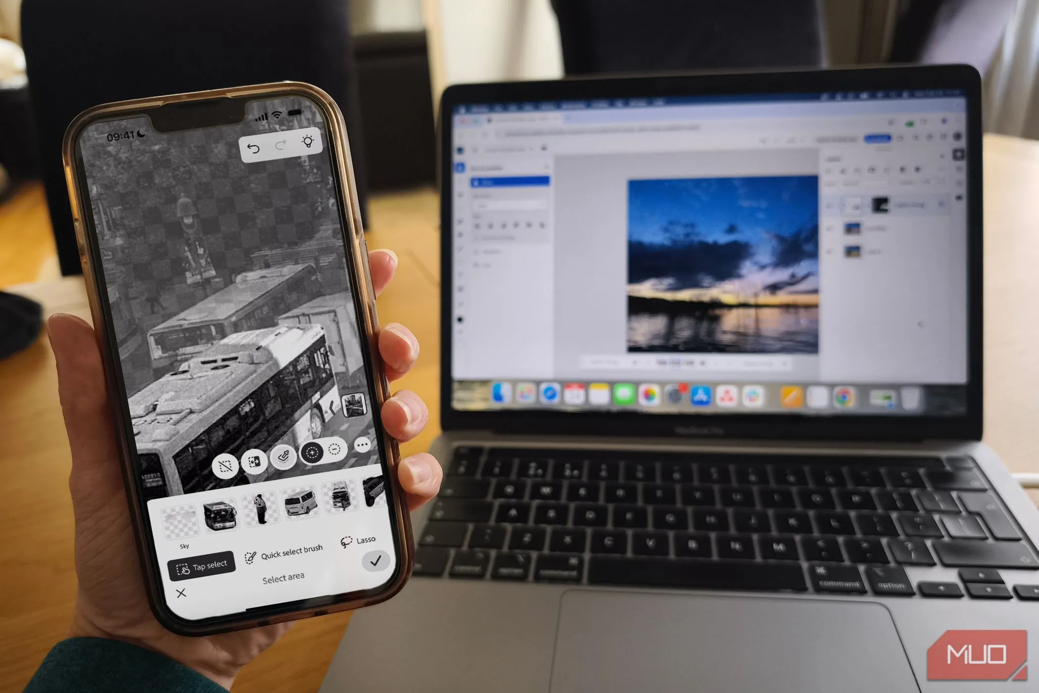 Trải nghiệm Photoshop Mobile và Photoshop trên nền tảng web tích hợp, cho phép chỉnh sửa linh hoạt trên nhiều thiết bị.