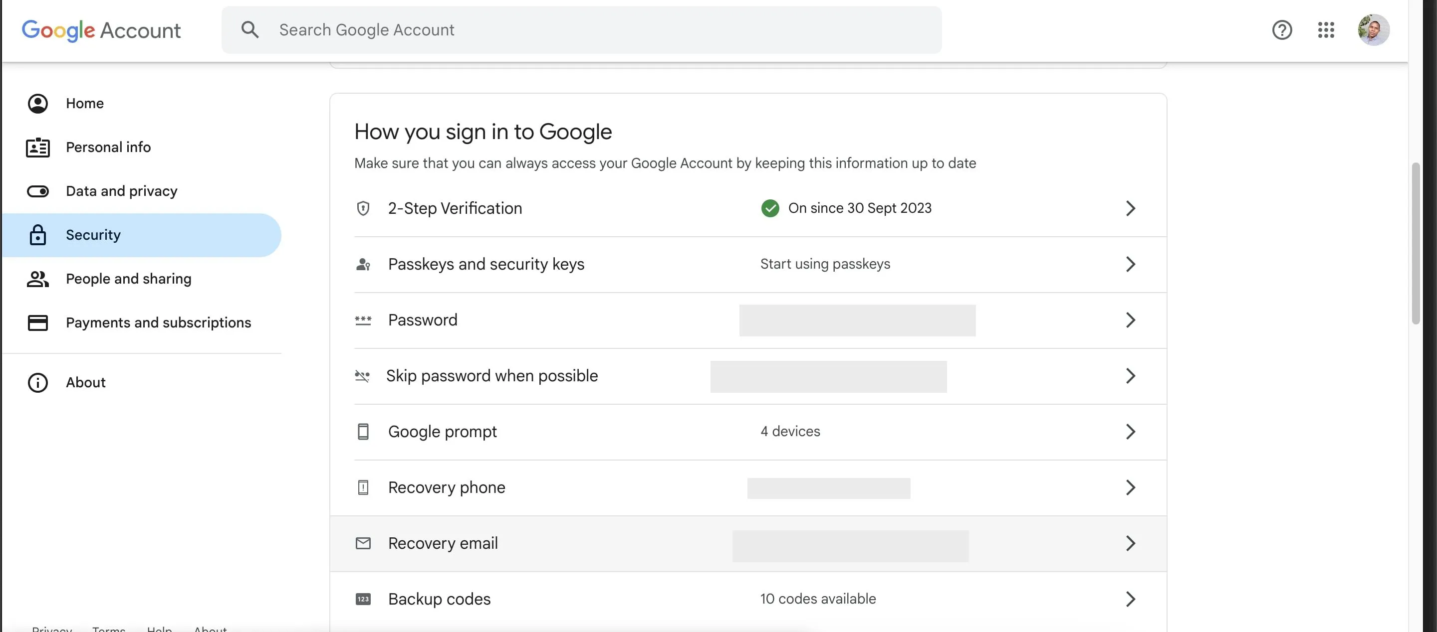 Trang cài đặt bảo mật tài khoản Google, nơi người dùng có thể cập nhật email và số điện thoại khôi phục.