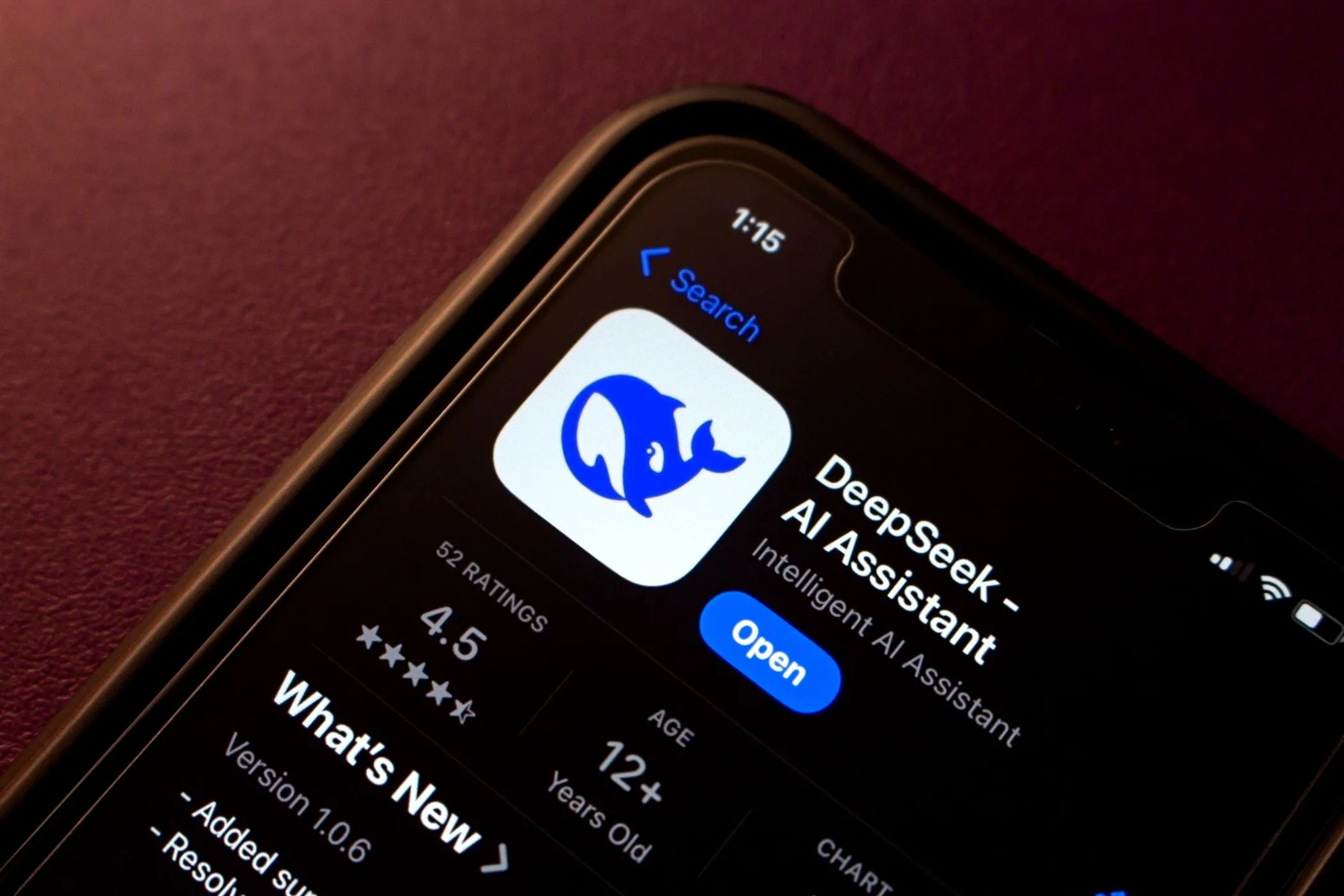 Trang tải xuống ứng dụng DeepSeek AI trên App Store, thể hiện sự phổ biến của chatbot AI này.