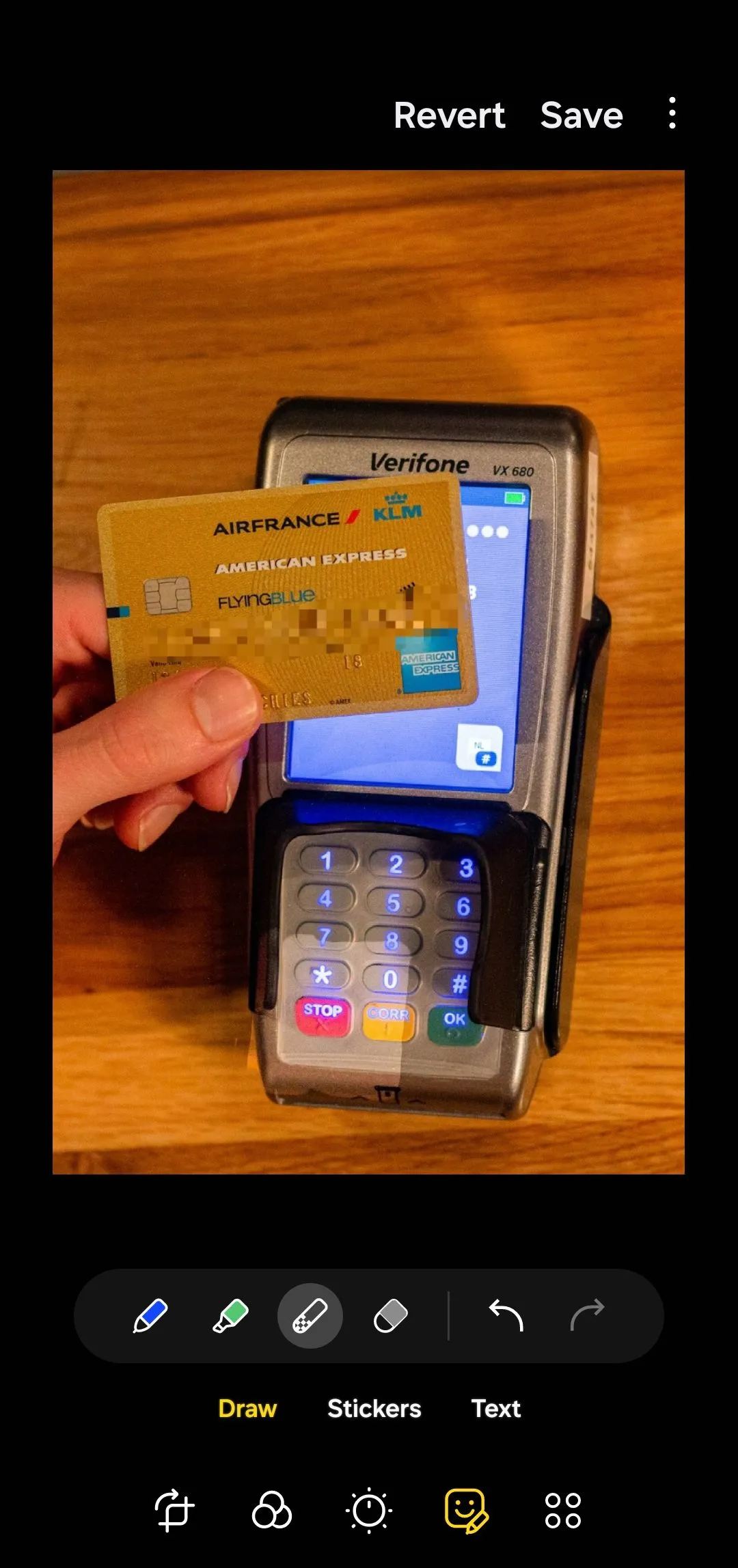 Trình chỉnh sửa ảnh Thư viện Samsung cho thấy ảnh thẻ tín dụng đã được làm mờ số bằng công cụ Mosaic.
