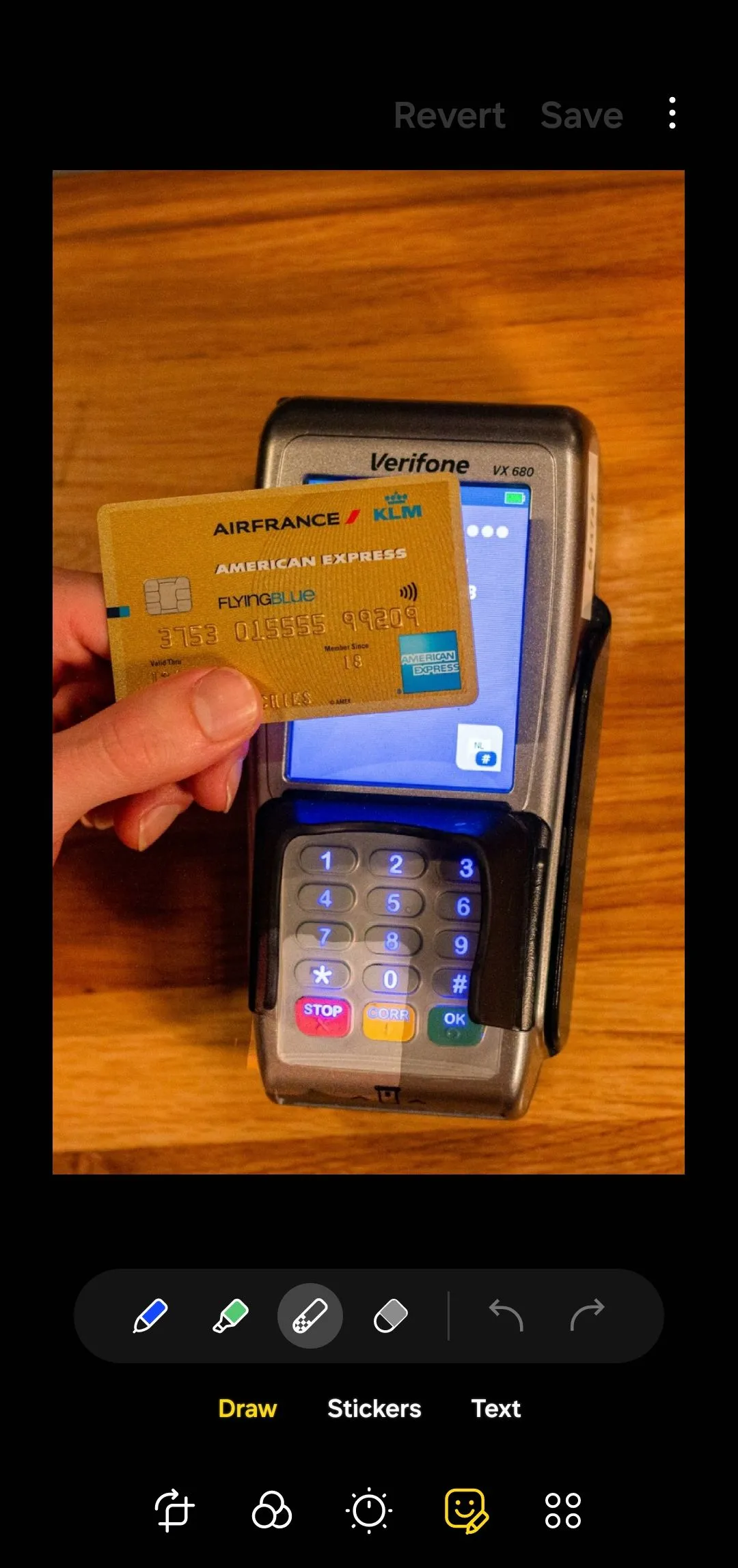 Trình chỉnh sửa ảnh trong ứng dụng Thư viện Samsung Galaxy với hình ảnh thẻ tín dụng.