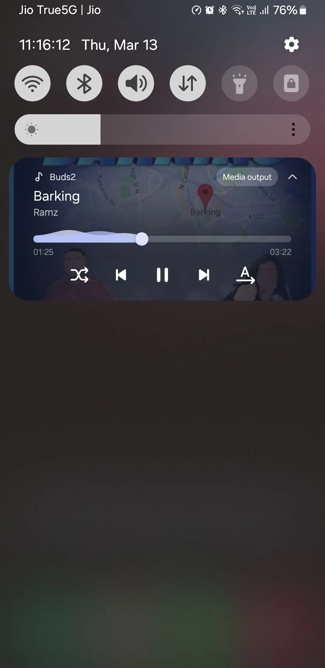 Trình phát nhạc trong bảng thông báo trên điện thoại Samsung