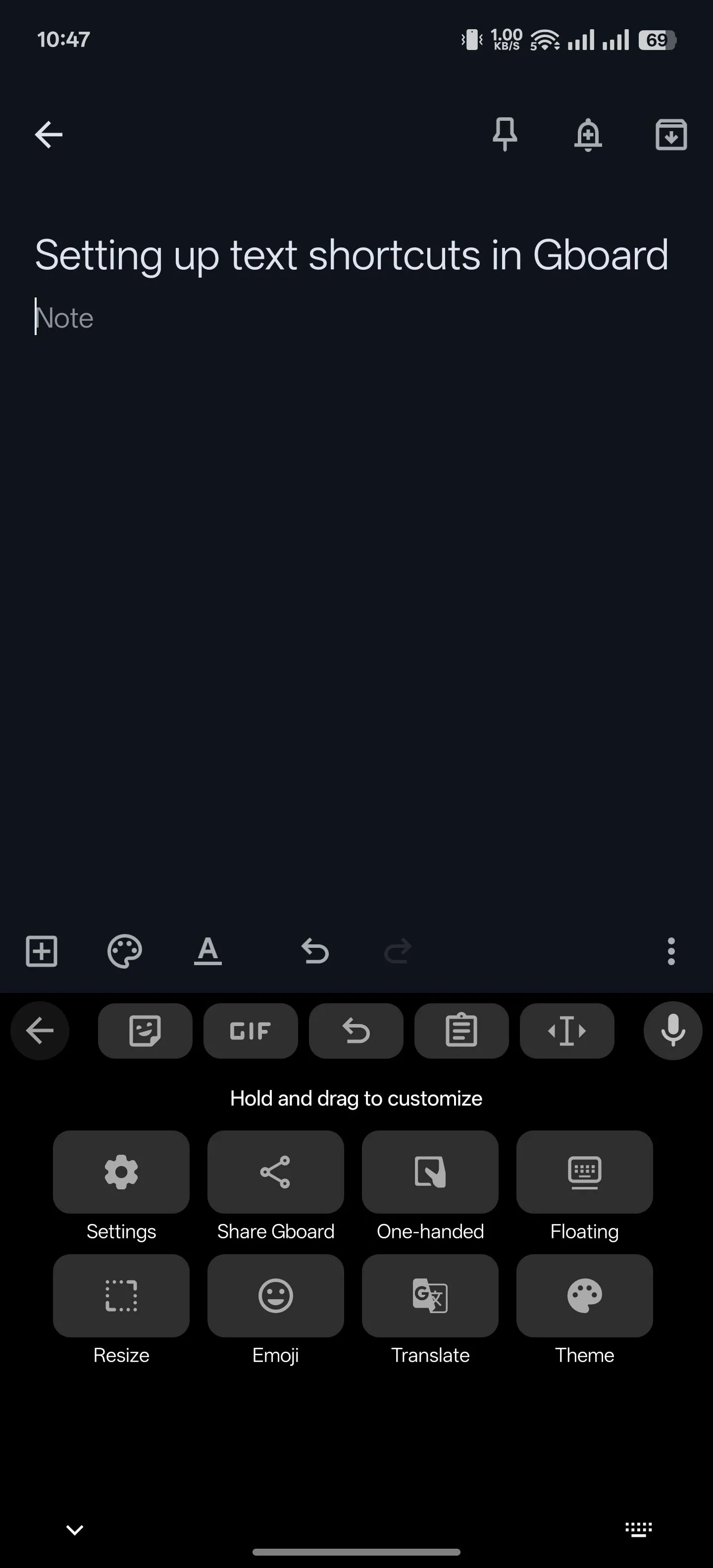 Truy cập cài đặt Gboard để tạo phím tắt văn bản trên điện thoại Android.