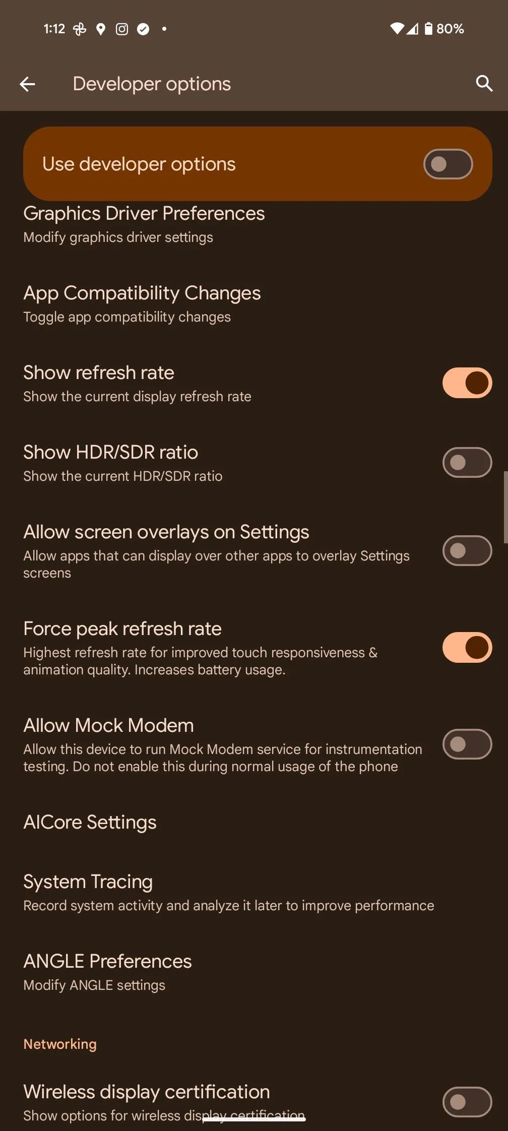 Tùy chọn 'Hiển thị tốc độ làm mới' (Show refresh rate) và 'Buộc tốc độ làm mới cao nhất' (Force peak refresh rate) trong cài đặt nhà phát triển Android.