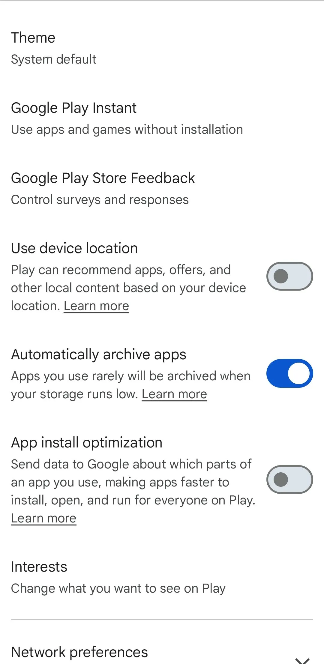 Tùy chọn &quot;Tự động lưu trữ ứng dụng&quot; trong cài đặt Play Store giúp giải phóng dung lượng bộ nhớ Android.