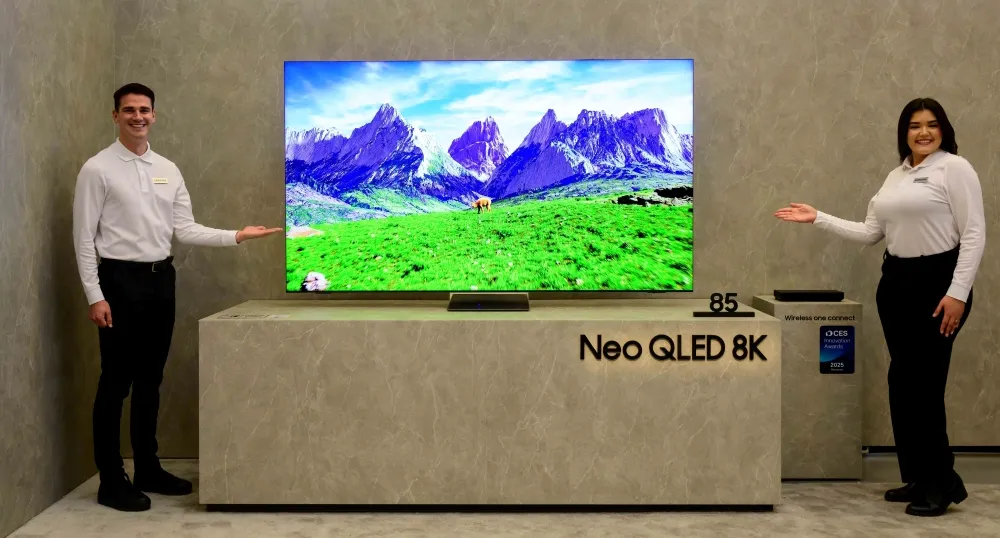 TV Samsung 8K QN990F trưng bày tại CES 2025, minh họa công nghệ AI nâng cao hình ảnh