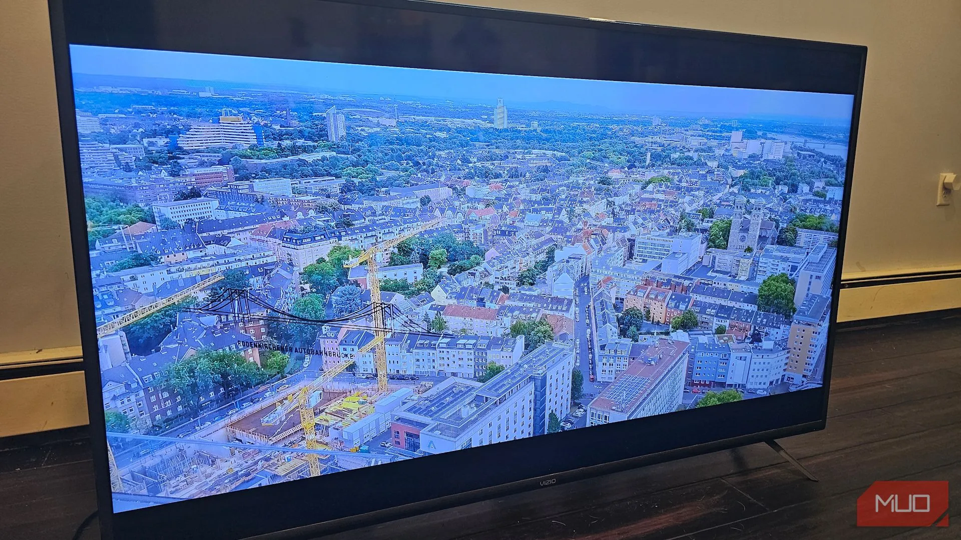 TV thông minh hiển thị hình ảnh phong cảnh nước Đức như một tác phẩm nghệ thuật kỹ thuật số từ USB
