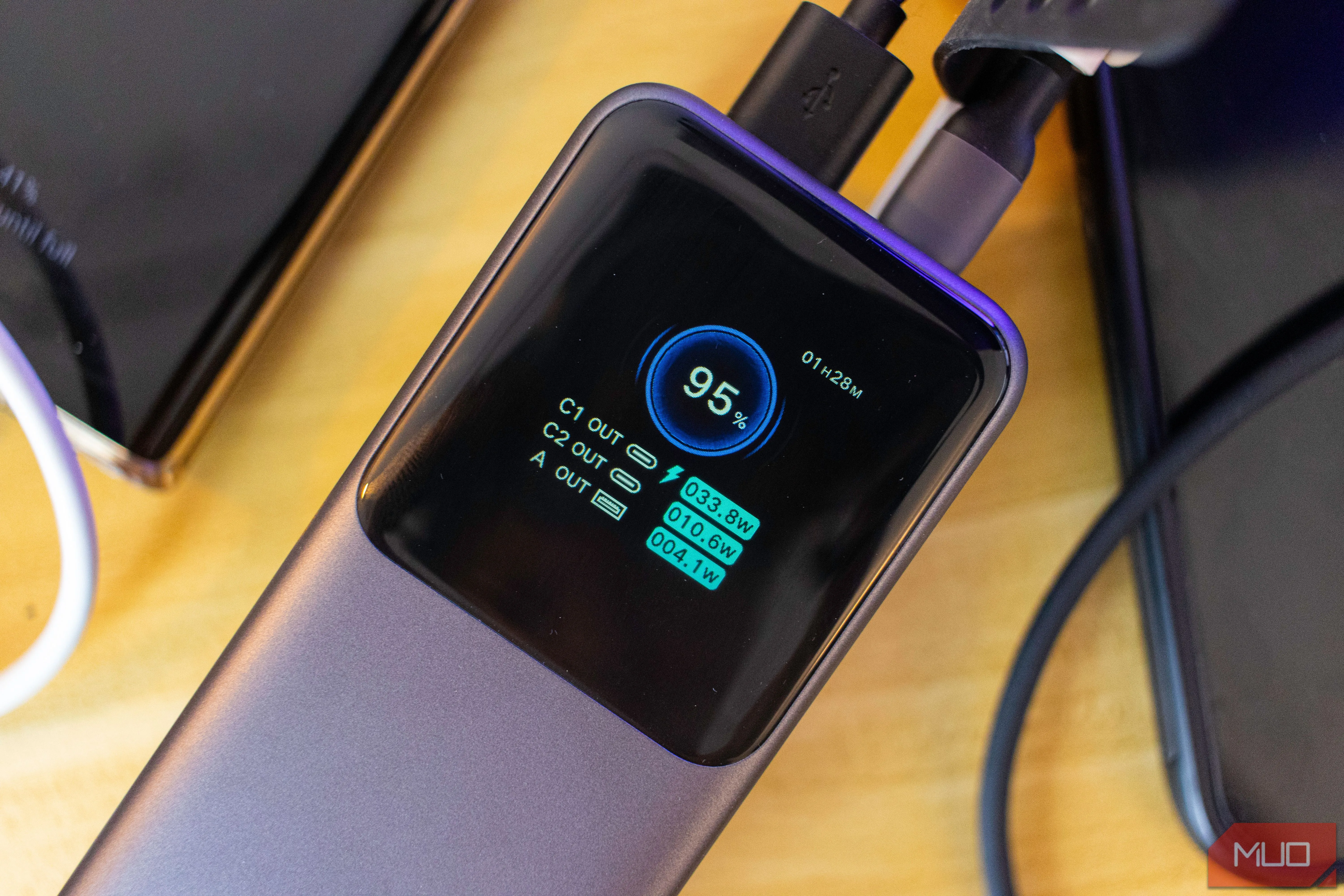 Ugreen Nexode 20000mAh đang sạc iPhone