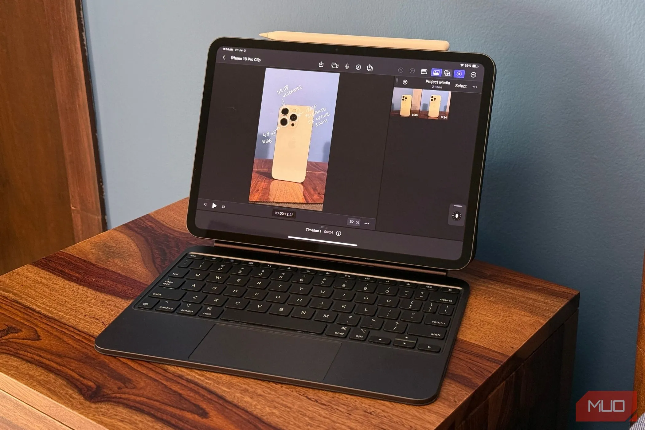 Ứng dụng Final Cut Pro đang mở trên iPad Pro gắn Magic Keyboard, minh họa chi phí sở hữu cao của các thiết bị Apple.